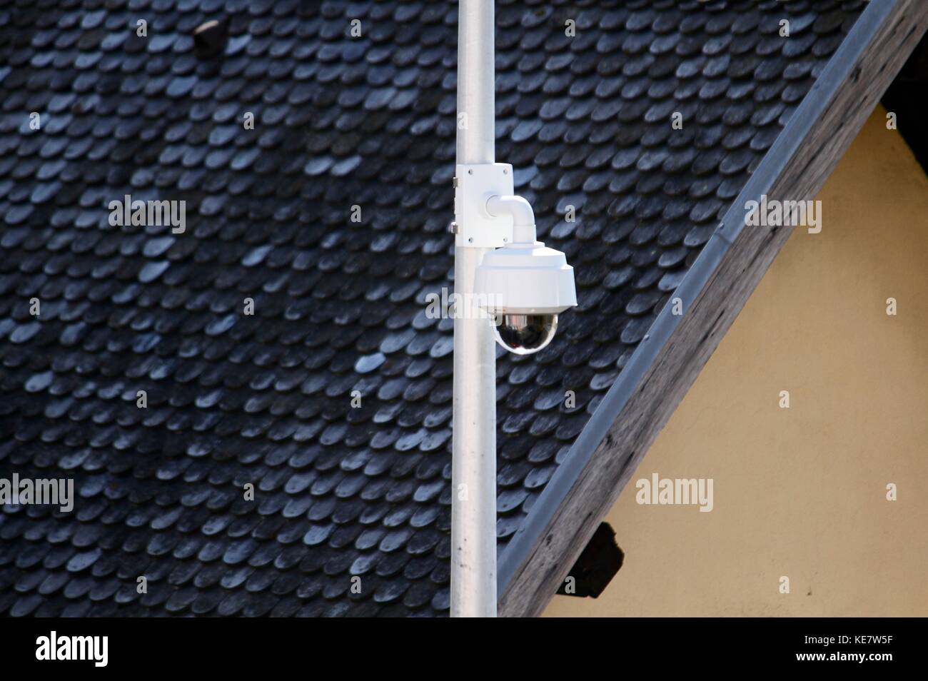 Überwachungskamera und Videoüberwachung auf der Straße. Voiron, Isere, Auvergne Rhone Alpes. Voiron, FRANCE - 10/17/2017 Camera de securite et de vi Stockfoto