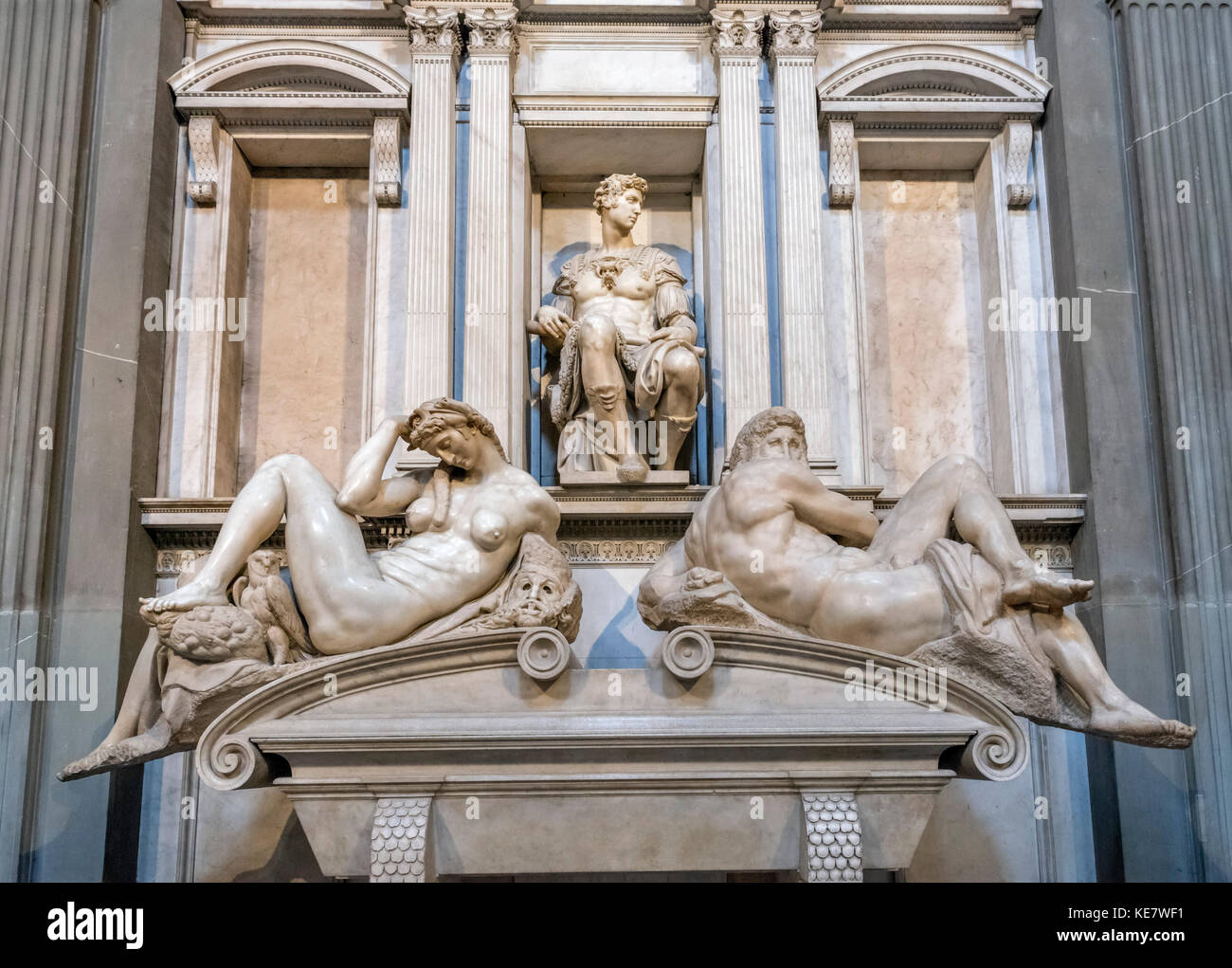Das Grab von Giuliano, Herzog von Nemours von Michelangelo, Cappelle Medicee, Kirche San Lorenzo, Florenz, Italien. Stockfoto