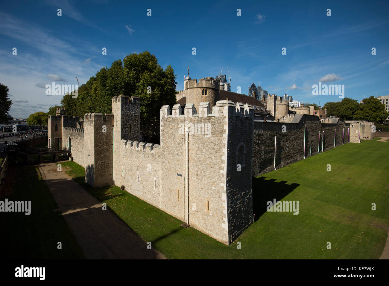 Tower von London mit der Londoner City Kulisse, London, England. Okt 2017 Der Tower von London, offiziell Her Majesty's Royal Palace und Festung der Stockfoto