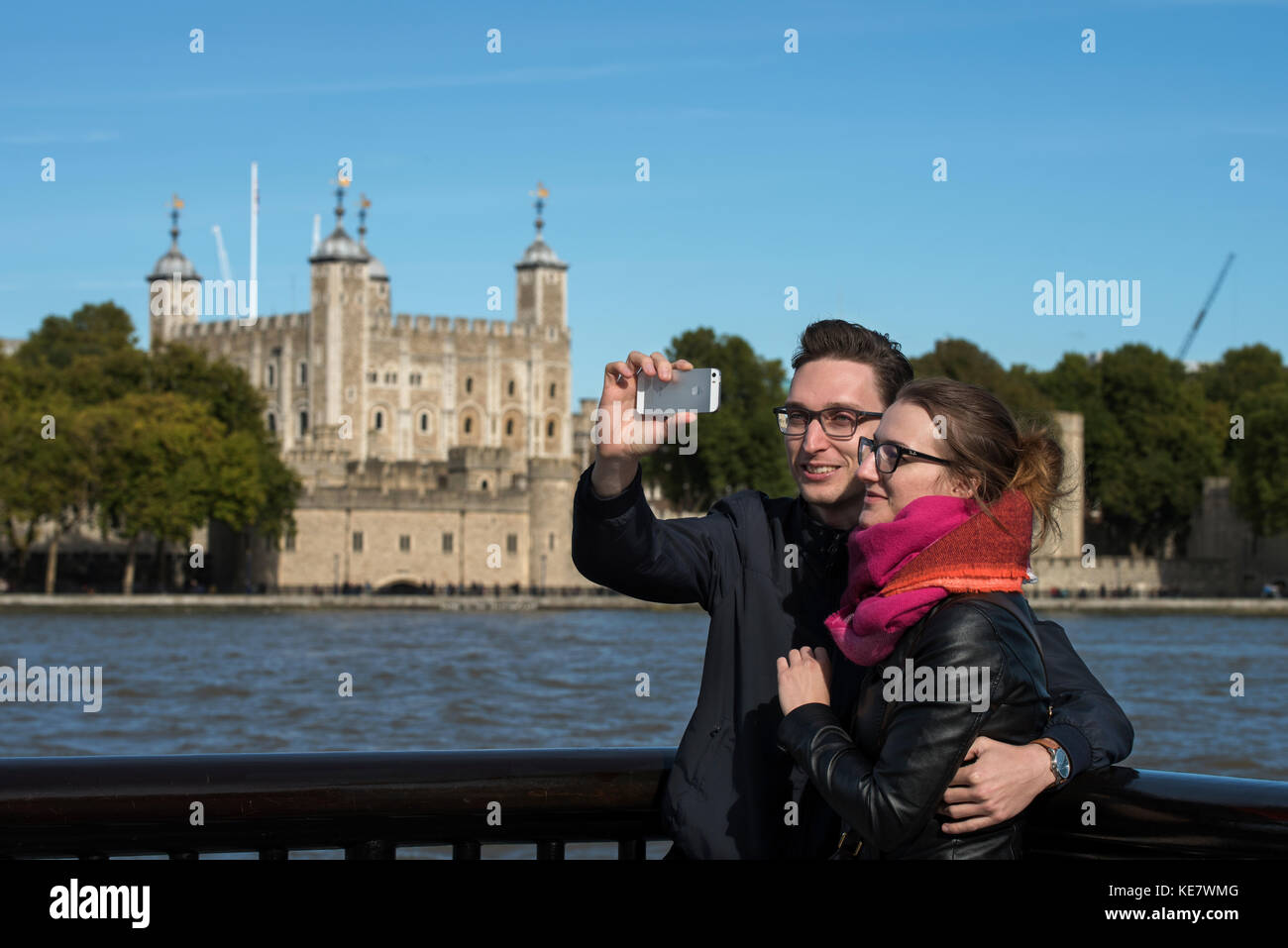 Tower von London mit der Londoner City Kulisse, London, England. Okt 2017 Der Tower von London, offiziell Her Majesty's Royal Palace und Festung der Stockfoto