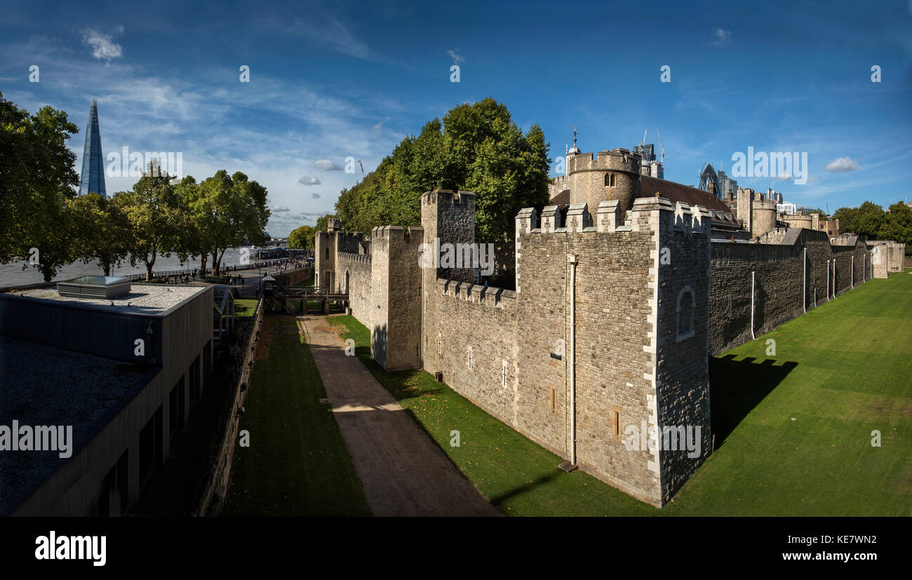 Tower von London mit der Londoner City Kulisse, London, England. Okt 2017 Übersicht Der Shard auf Links im Bild. Der Tower von London, offiziell ihre Majes Stockfoto