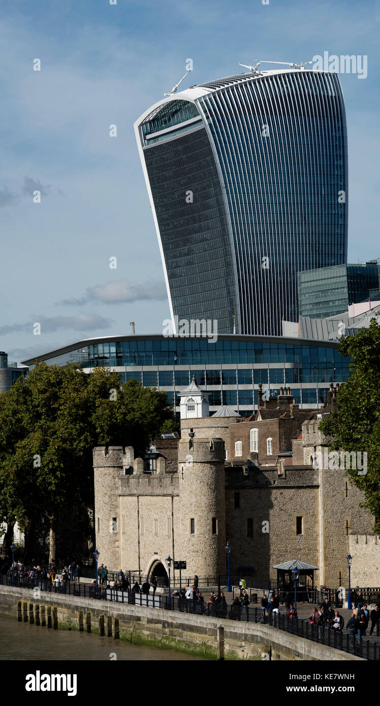 Tower von London mit der Londoner City Kulisse, London, England. Okt 2017, die Stadt London Gebäude: 20 Fenchurch Street als die Walkie-talkie T bekannt Stockfoto