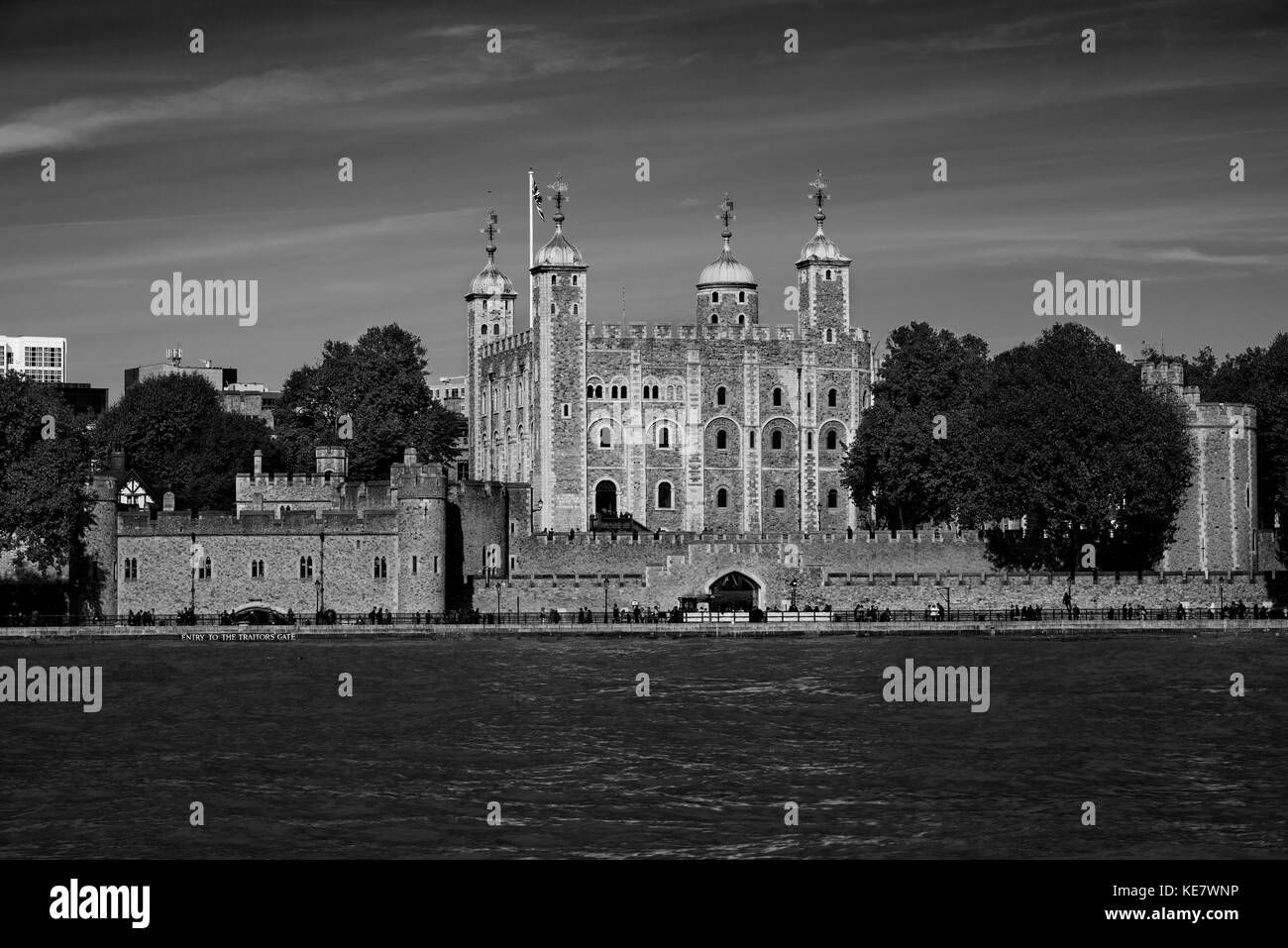 Tower von London mit der Londoner City Kulisse, London, England. Okt 2017 Der Tower von London, offiziell Her Majesty's Royal Palace und Festung der Stockfoto
