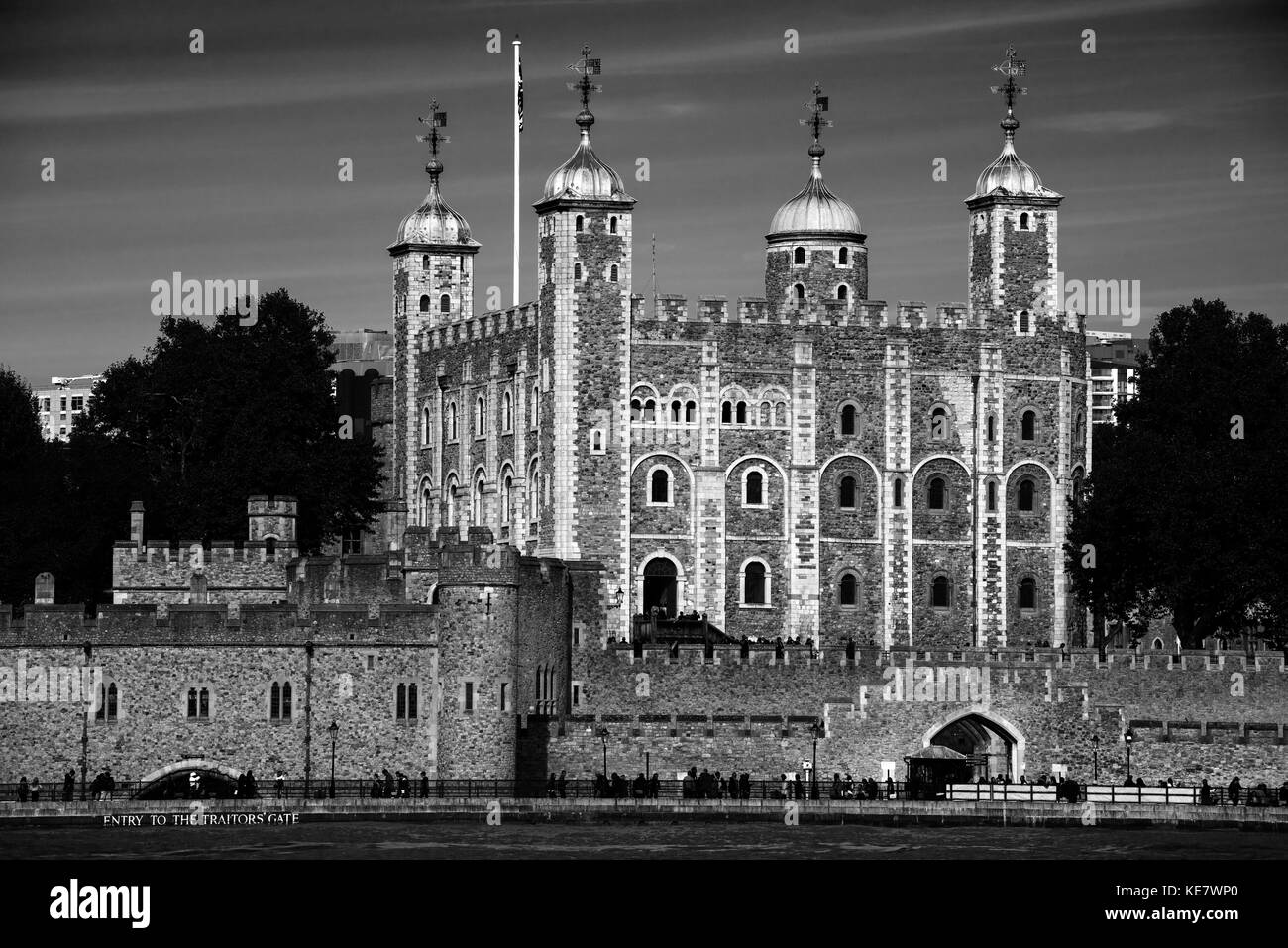 Tower von London mit der Londoner City Kulisse, London, England. Okt 2017 Der Tower von London, offiziell Her Majesty's Royal Palace und Festung der Stockfoto