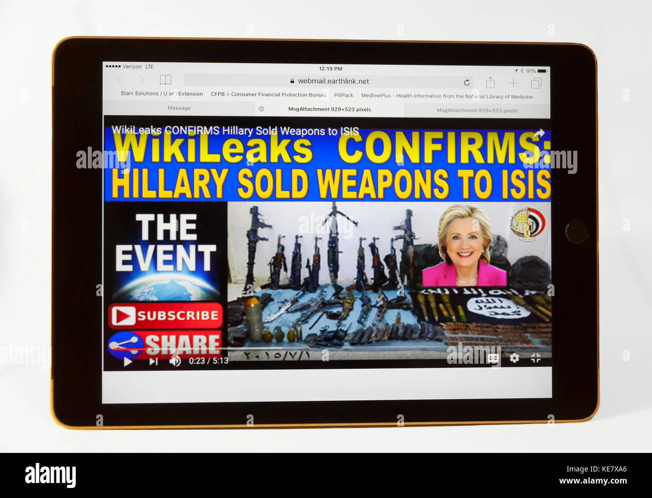 Eine gefälschte Nachrichten Geschichte im Internet behauptet, Hillary Clinton verkauft Waffen an ISIS. Stockfoto Eine gefälschte Nachrichten Geschichte im Internet behauptet, Hillary Clinton verkauft Waffen an ISIS. Stockfoto