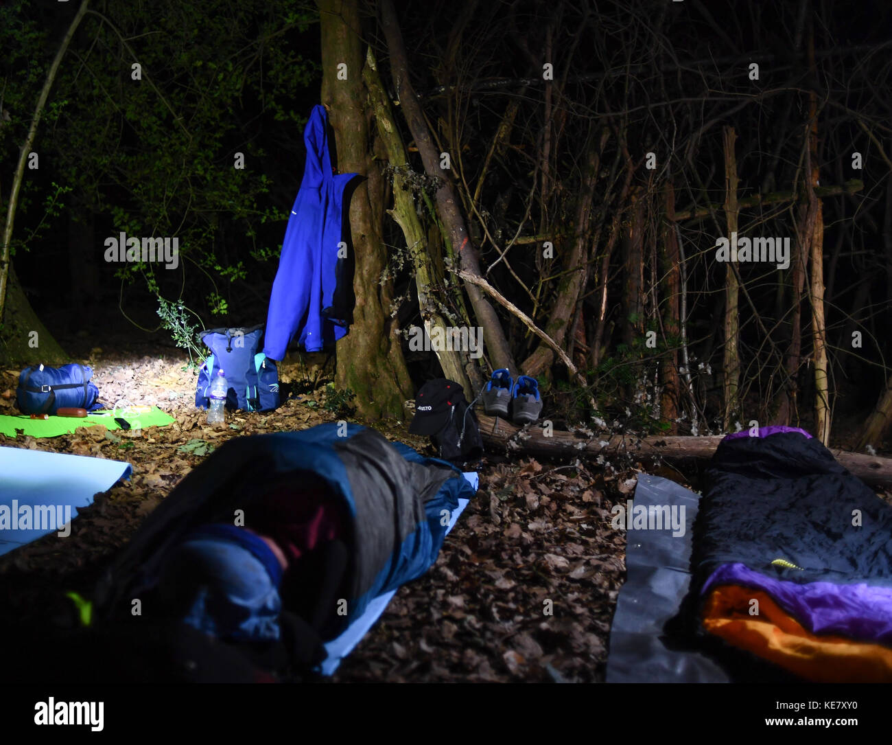 Sie Schlafen unter den Sternen auf ein Abenteuer Trek in England. Stockfoto
