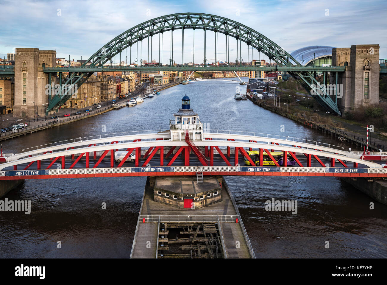Drei der sieben Brücken über den Fluss Tyne verbinden Newcastle upon Tyne und Gateshead, Swing Bridge (1876), die Tyne Bridge (1928) und die Gat... Stockfoto
