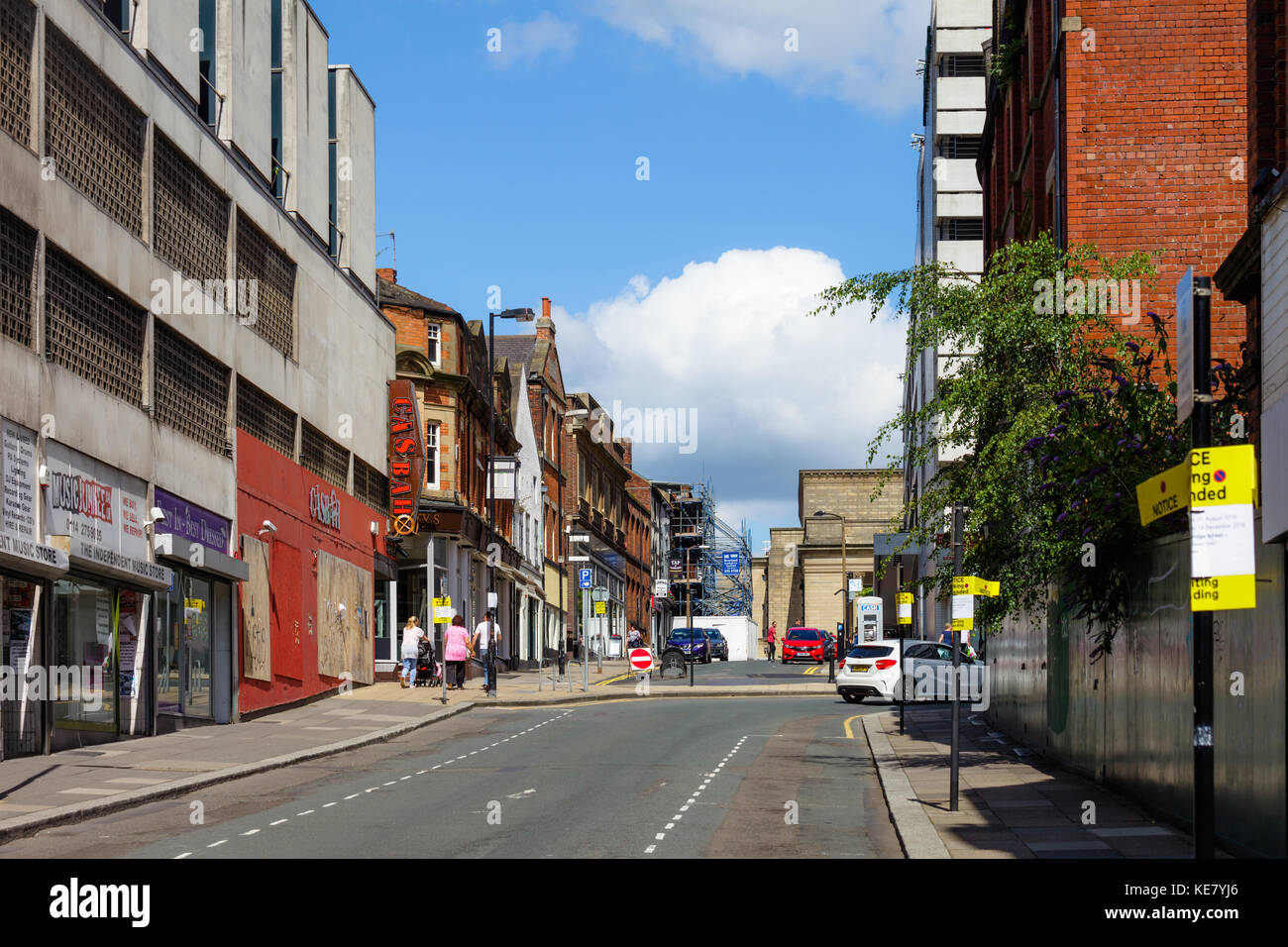 Nach oben Cambridge Street in Richtung barkers Pool und Sheffield City Hall, Sheffield, Großbritannien Stockfoto