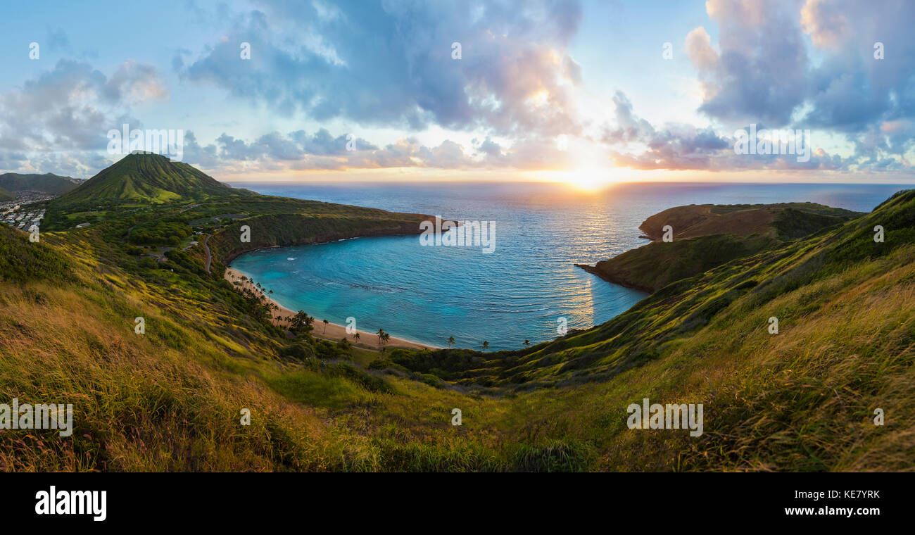 Blick auf Hanauma Bay Naturschutzgebiet bei Sonnenaufgang von der Oberseite der Ridge, East Honolulu, Honolulu, Oahu, Hawaii, Vereinigte Staaten von Amerika Stockfoto