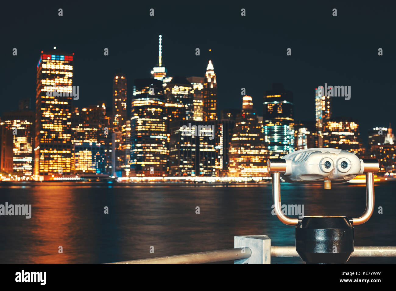 New York City Skyline mit dem Fernglas in der Nacht, Farbe toning angewandt, an Vordergrund konzentrieren, USA. Stockfoto