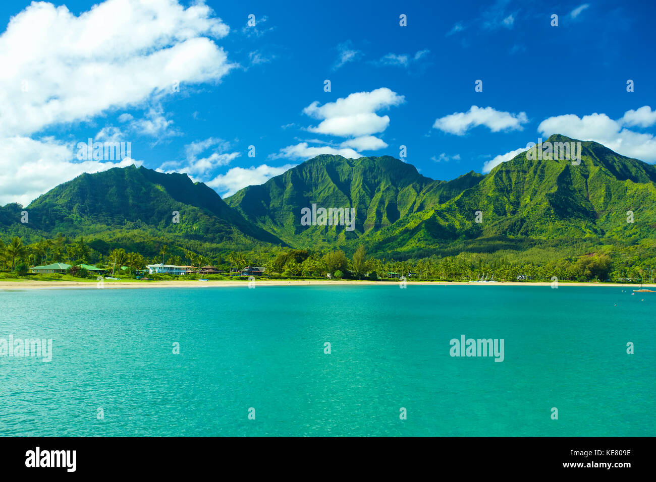 Atemberaubende türkise Meer Wasser und der zerklüfteten grünen Berge auf der Insel Kauai; Hanalei, Kauai, Hawaii, Vereinigte Staaten von Amerika Stockfoto