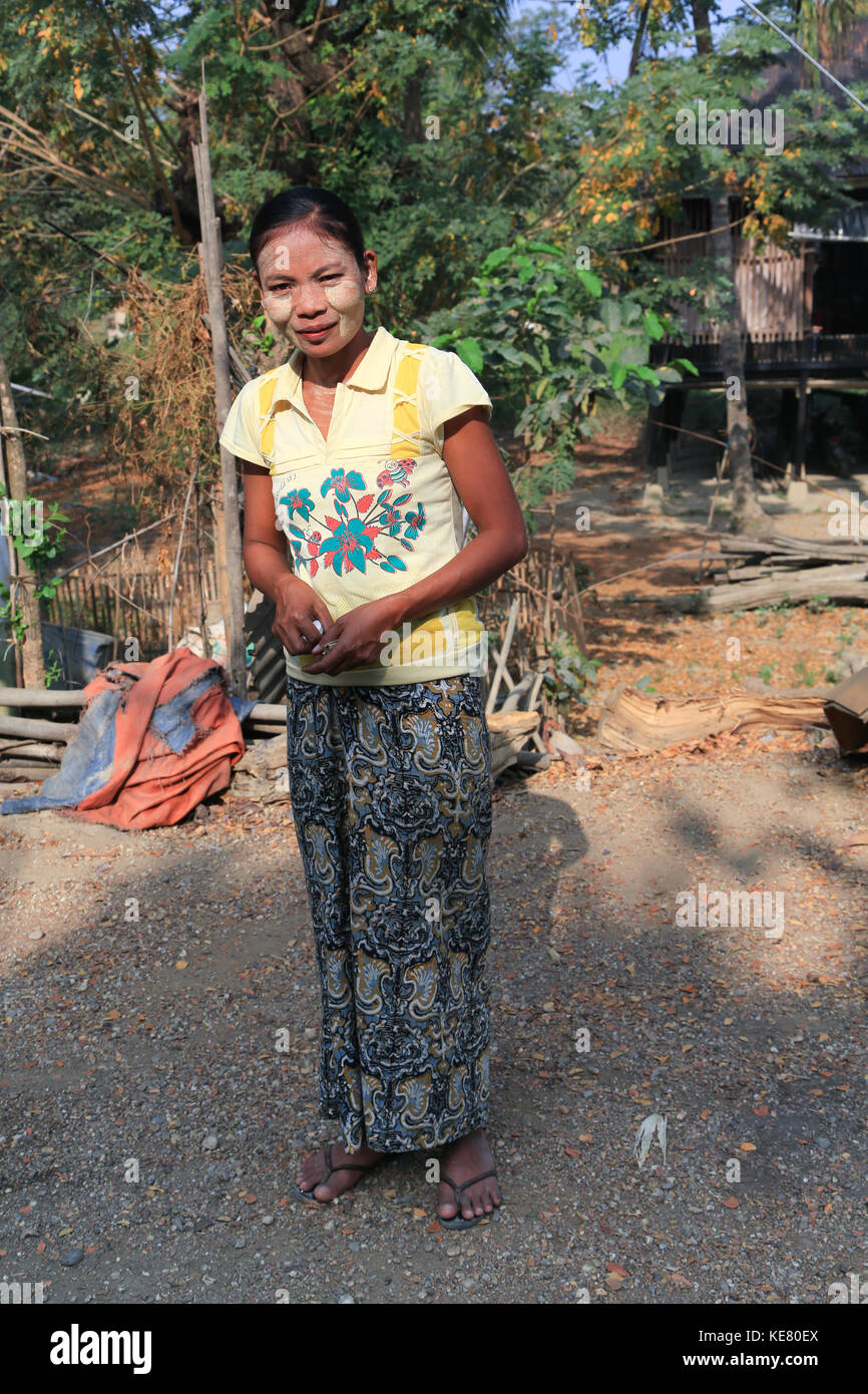 Nyaunghtaw Dorf liegt auf der linken (östlichen) Ufer des Irrawaddy Flusses ayeyarwaddy Provinz in Myanmar (Birma). Eine Frau tragen thanaka Gesichts Make-up Stockfoto