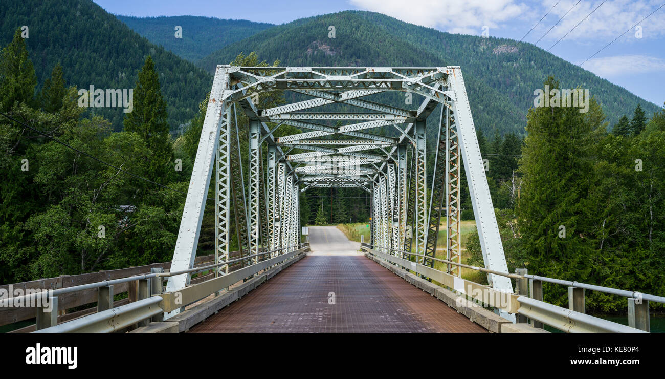 Eine Straßenbrücke über der Kootenay River mit Wäldern der Rocky Mountains, British Columbia, Kanada Stockfoto