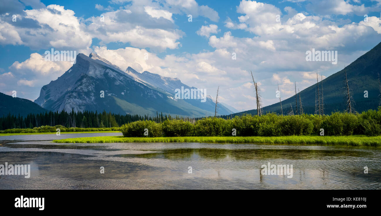 Vermillion Seen und Mount Rundle im Banff National Park; Feld, Alberta, Kanada Stockfoto