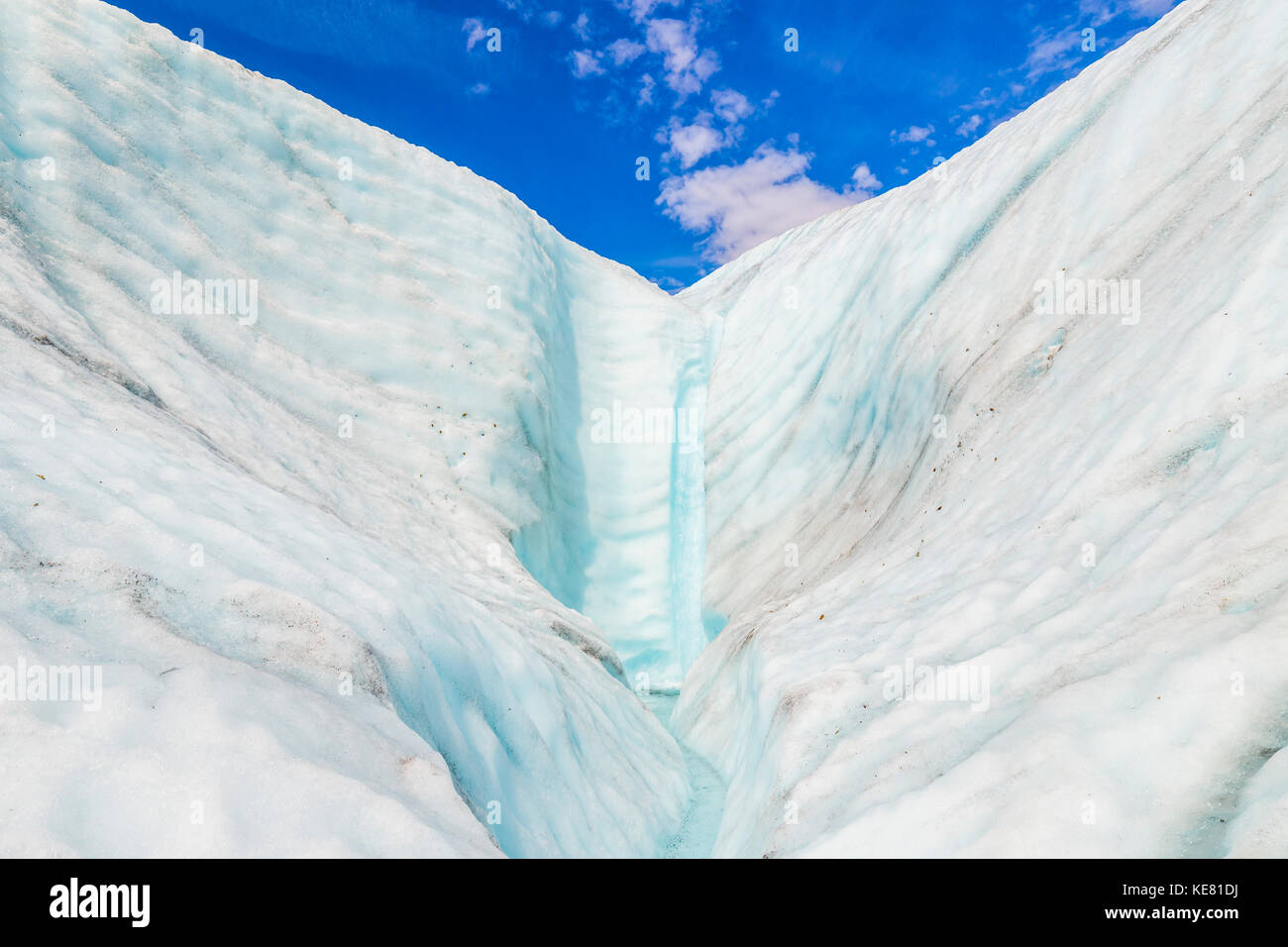 Ein Wasserfall ergießt sich das Eis der Gletscher im Wrangell-St. Elias National Park, Alaska, Vereinigte Staaten von Amerika Stockfoto