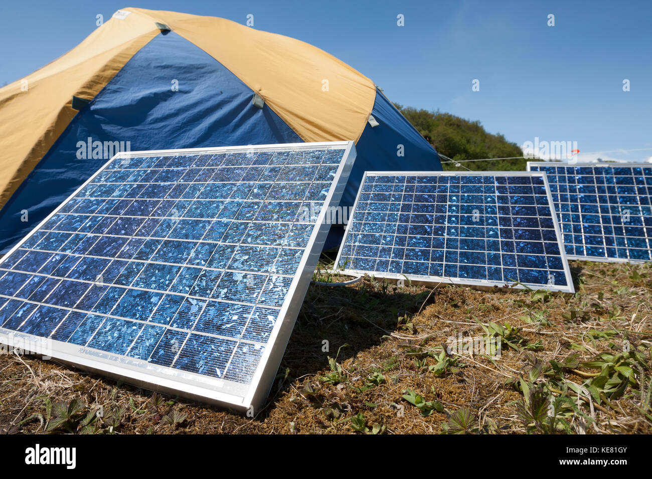 Sonnenkollektoren Neben einem Camp Zelt auf der Alaska Halbinsel, Alaska, USA Stockfoto