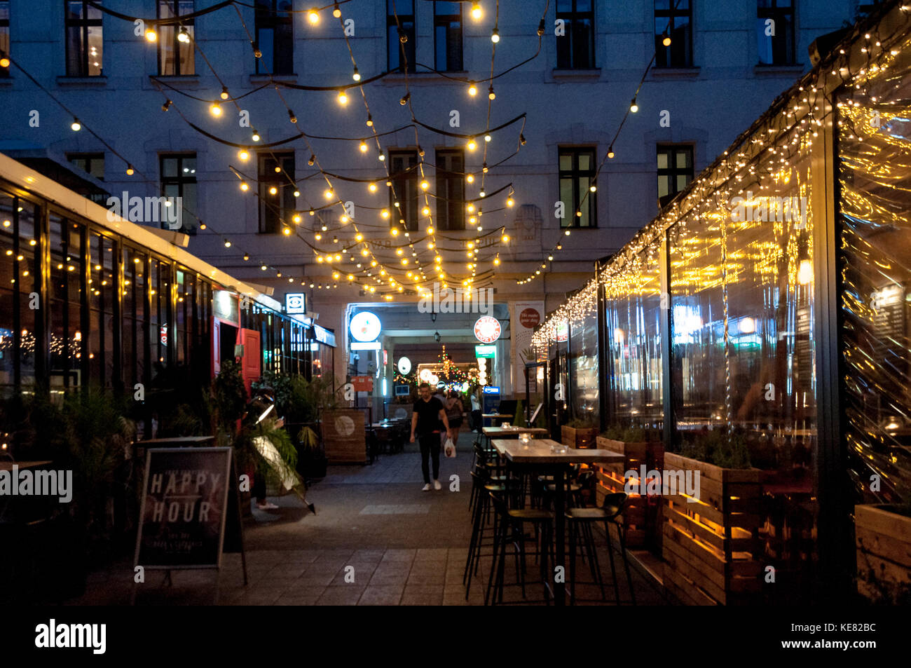 Der gozsdu Courtyard, einmal den Kern des jüdischen Viertels von Budapest, ist heute populärer Platz mit Restaurants, Pubs und Bars. Stockfoto