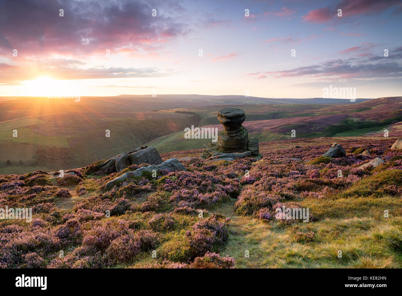 Einen atemberaubenden Sonnenuntergang über dem Salz auf Derwent Edge in The Derbyshire Peak District Stockfoto