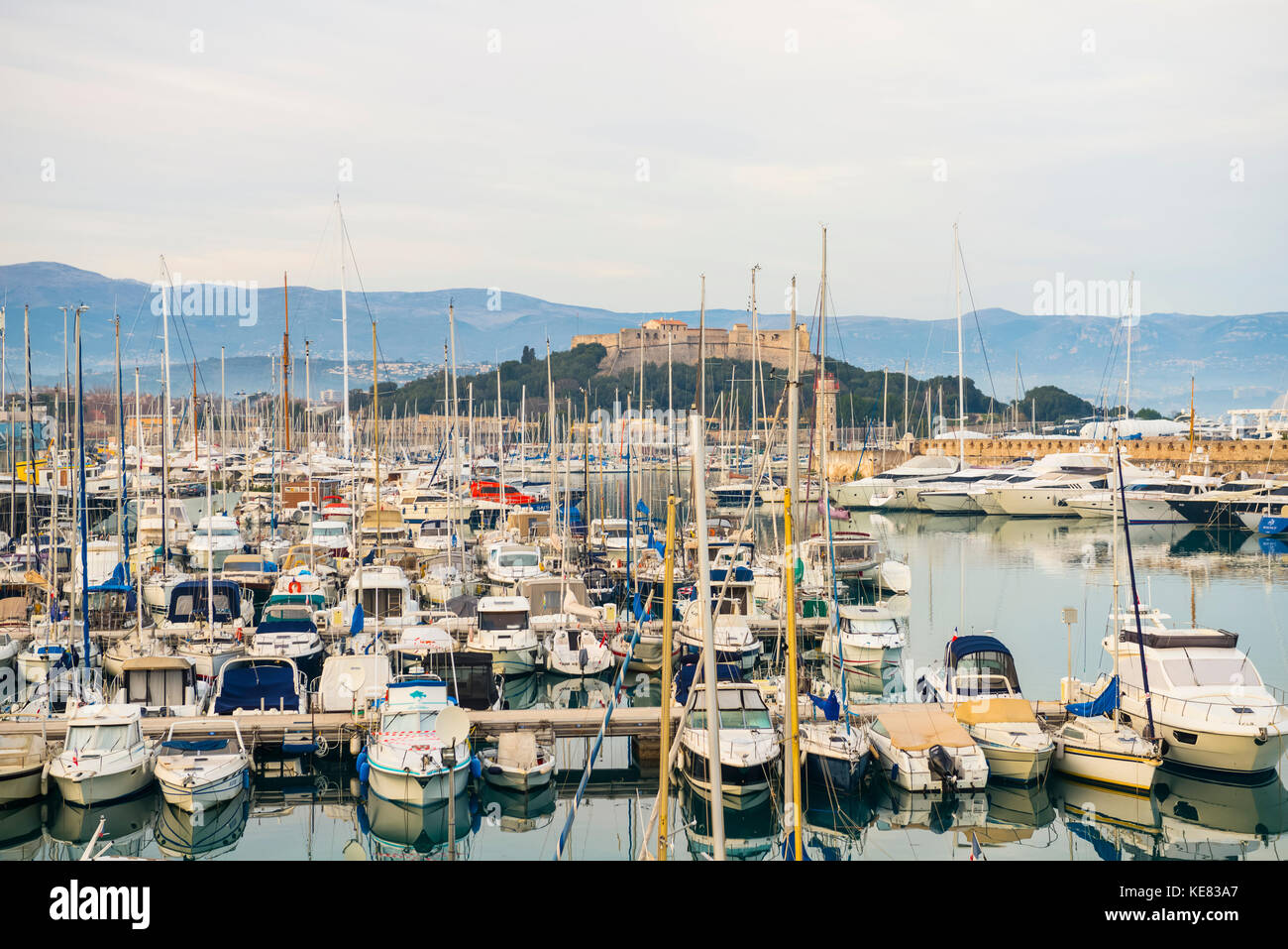 Fülle der Boote im Hafen; Antibes, Cote d'Azur, Frankreich Stockfoto