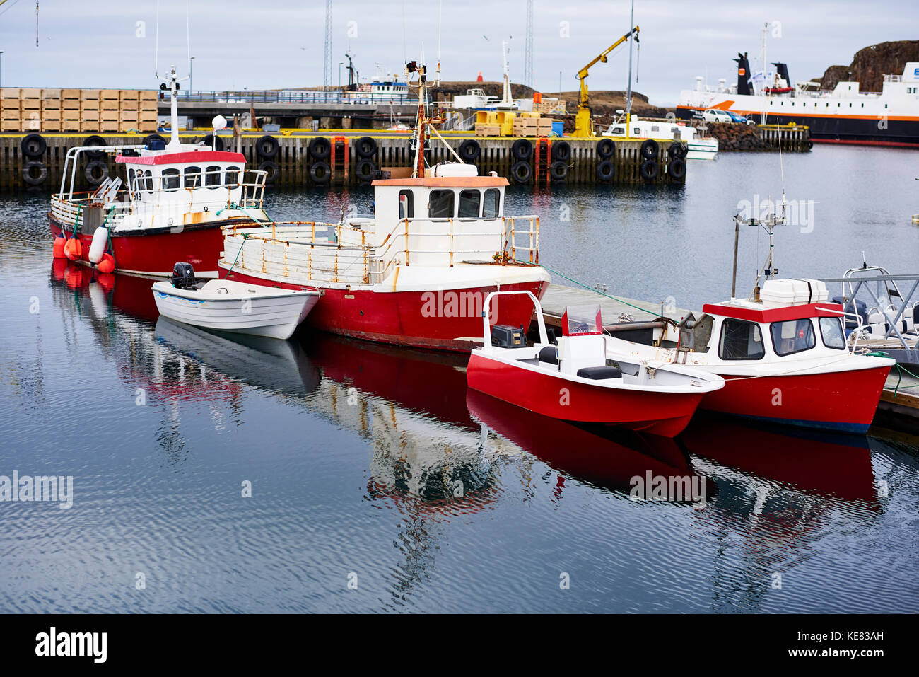 Fischerboote Im ruhigen Wasser des Hafens; Höfn, Island Stockfoto