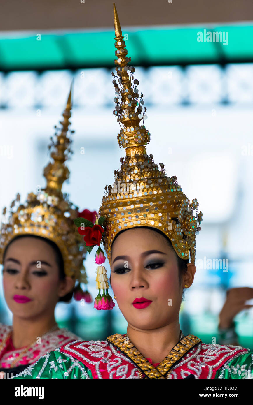 Junge Frauen in einem traditionellen Tanz, Bangkok, Thailand Stockfoto