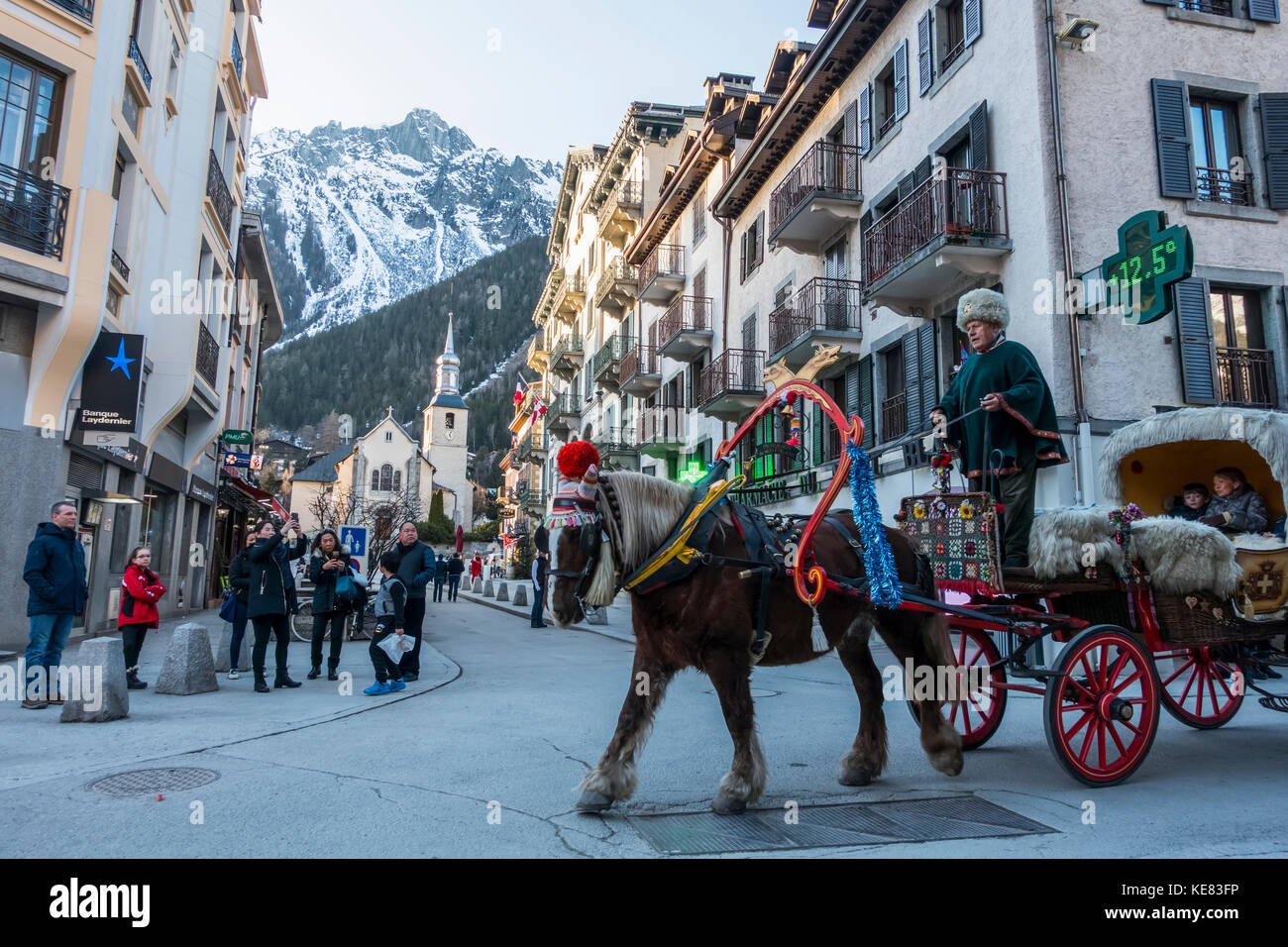 Touristen fahren in einem Buggy gezogen von einem Pferd durch die Straßen; Chamonix, Frankreich Stockfoto