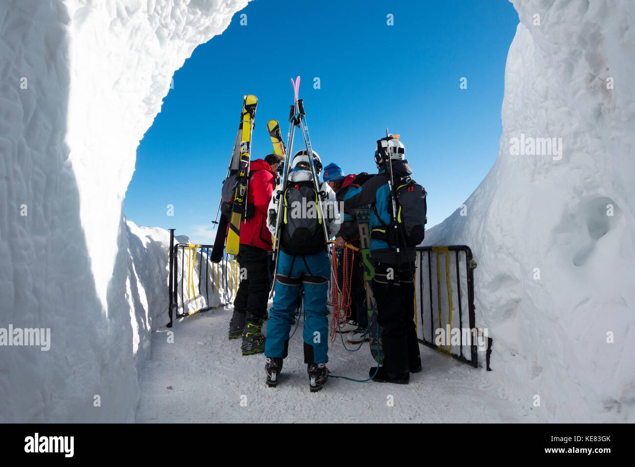 Vorbereiten der Abstieg in das Vallée Blanche, Off-Piste Skiing, Chamonix, Frankreich Stockfoto