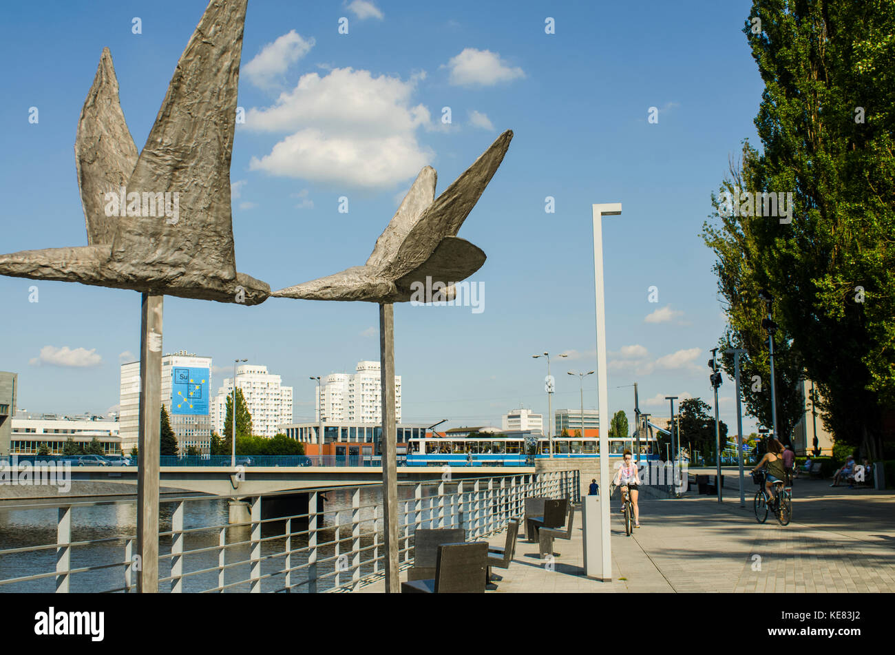 Stahl Vogel Skulpturen auf Dunikowskiego Boulevard entlang des Flusses Odra, Wroclaw, Polen Stockfoto