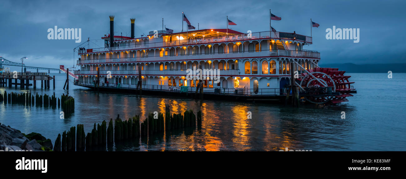 Beleuchtung Die Beleuchtung ein Fluss Boot auf dem Columbia River bei Dämmerung, Astoria, Oregon, Vereinigte Staaten von Amerika Stockfoto