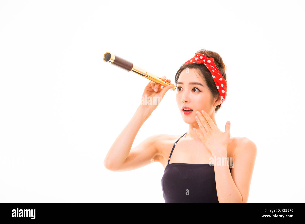 Portrait der junge lächelnde Frau im Sommer Kleidung durch ein Teleskop auf der Suche Stockfoto