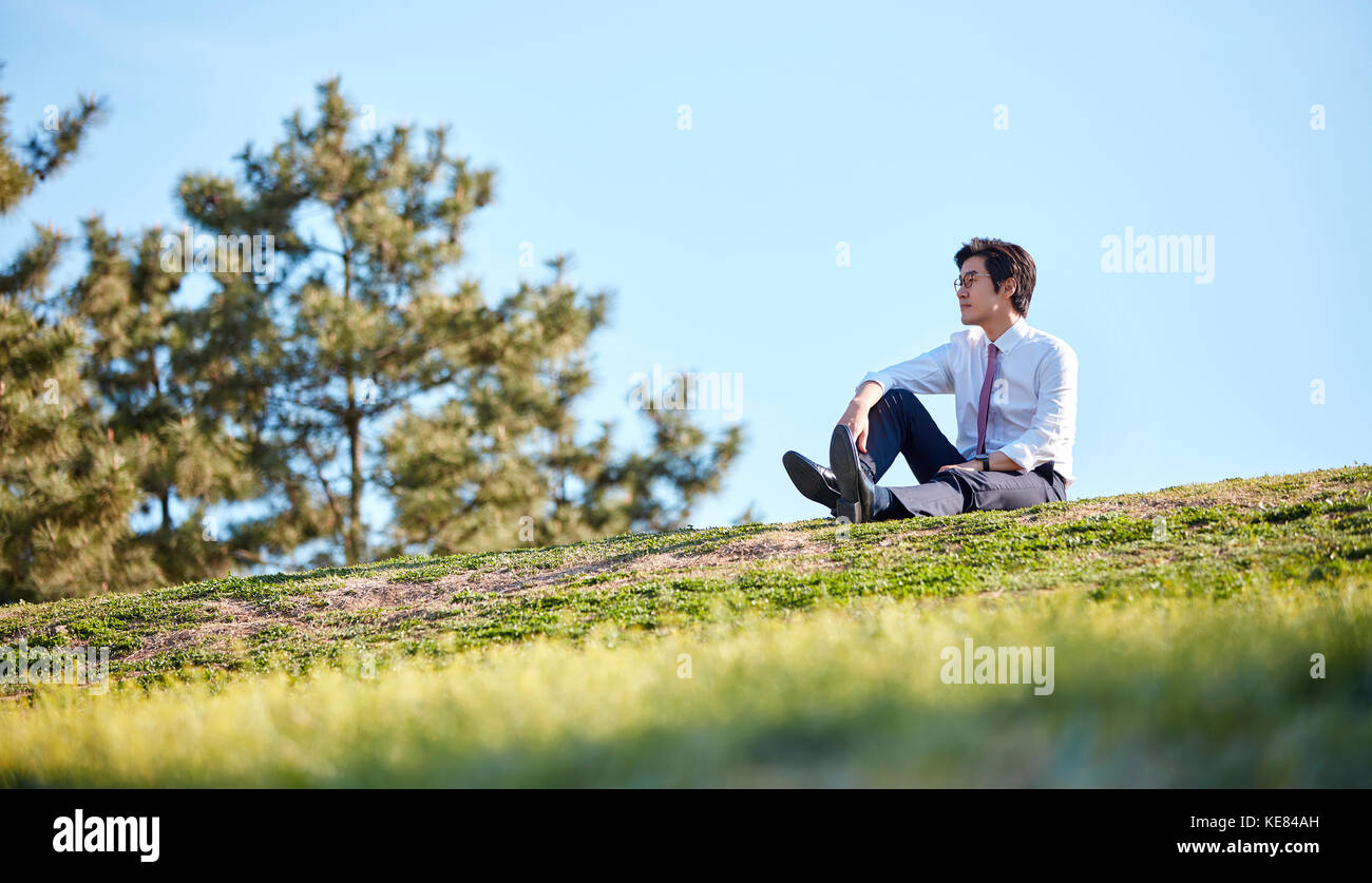 Geschäftsmann eine Pause im Park, tagsüber Stockfoto