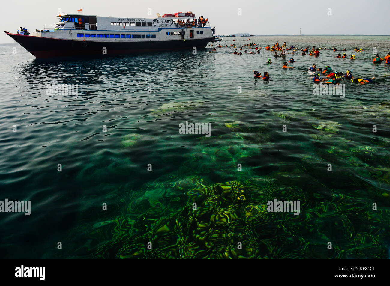 Das Boot bringt die Völker zum Meer für Schnorchel Stockfoto