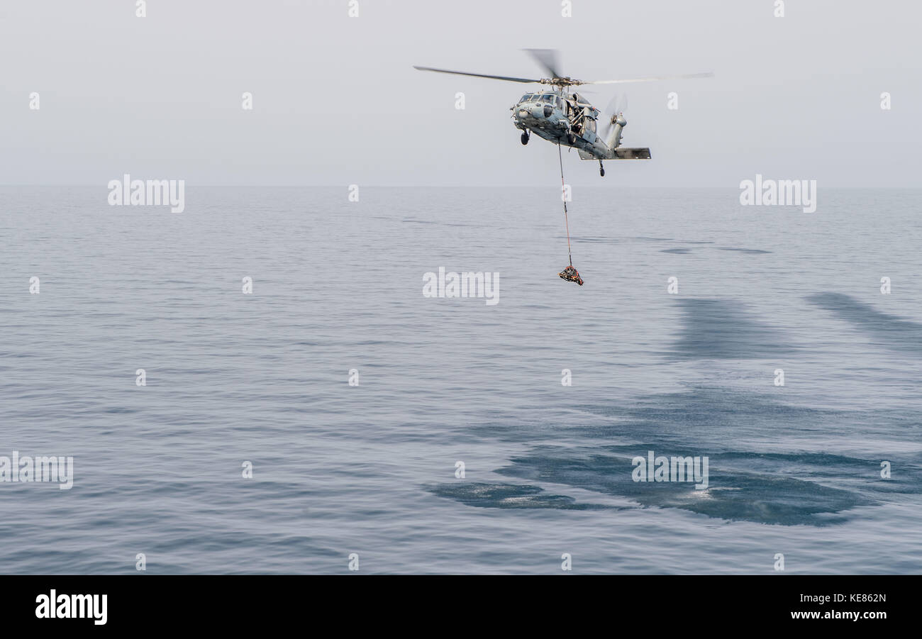 Ein MH-60S Sea Hawk Hubschrauber trägt während Auffüllen. Stockfoto