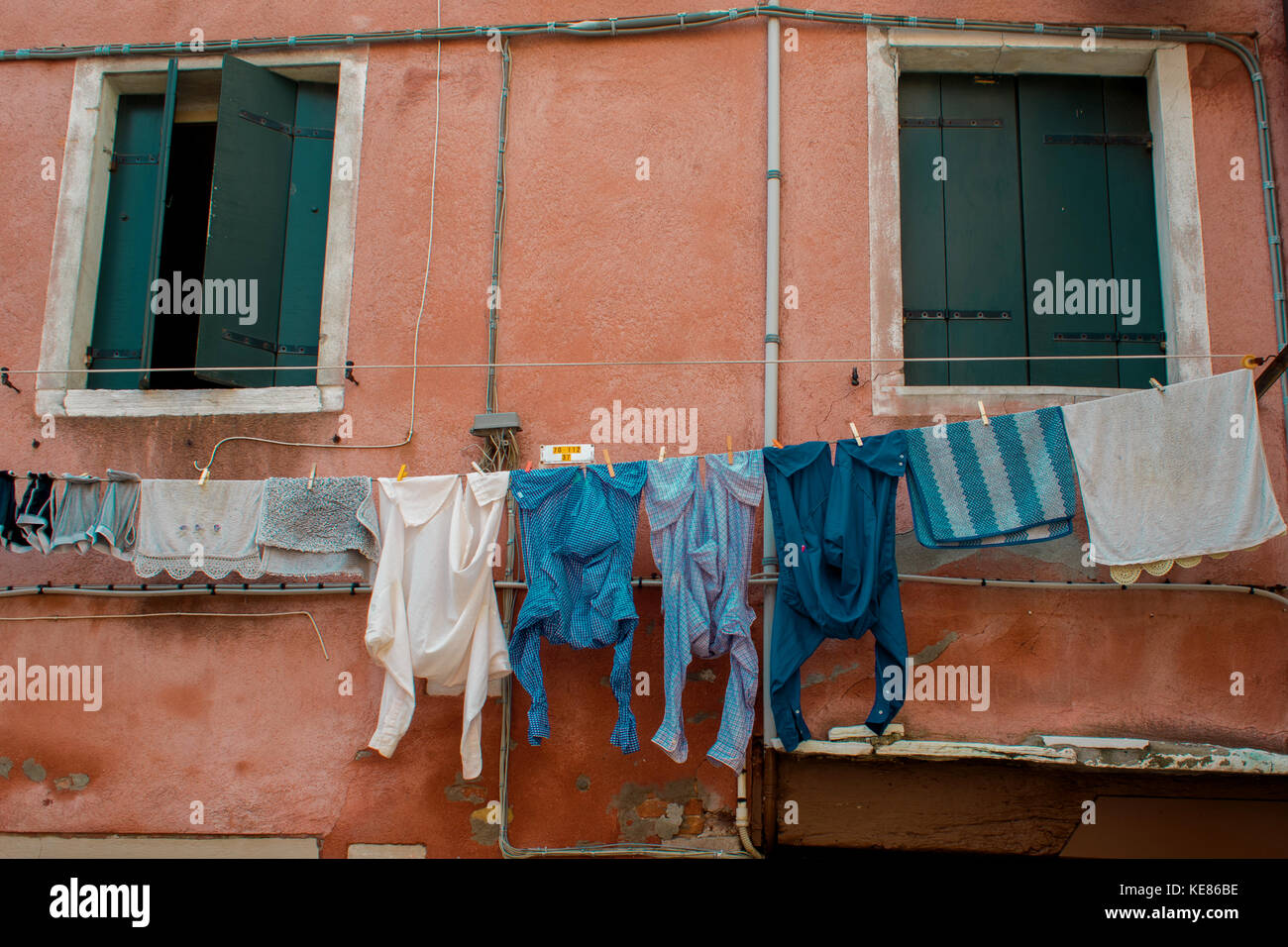 Wäsche trocknen auf die Wäscheleine vor dem Fenster Stockfotografie - Alamy