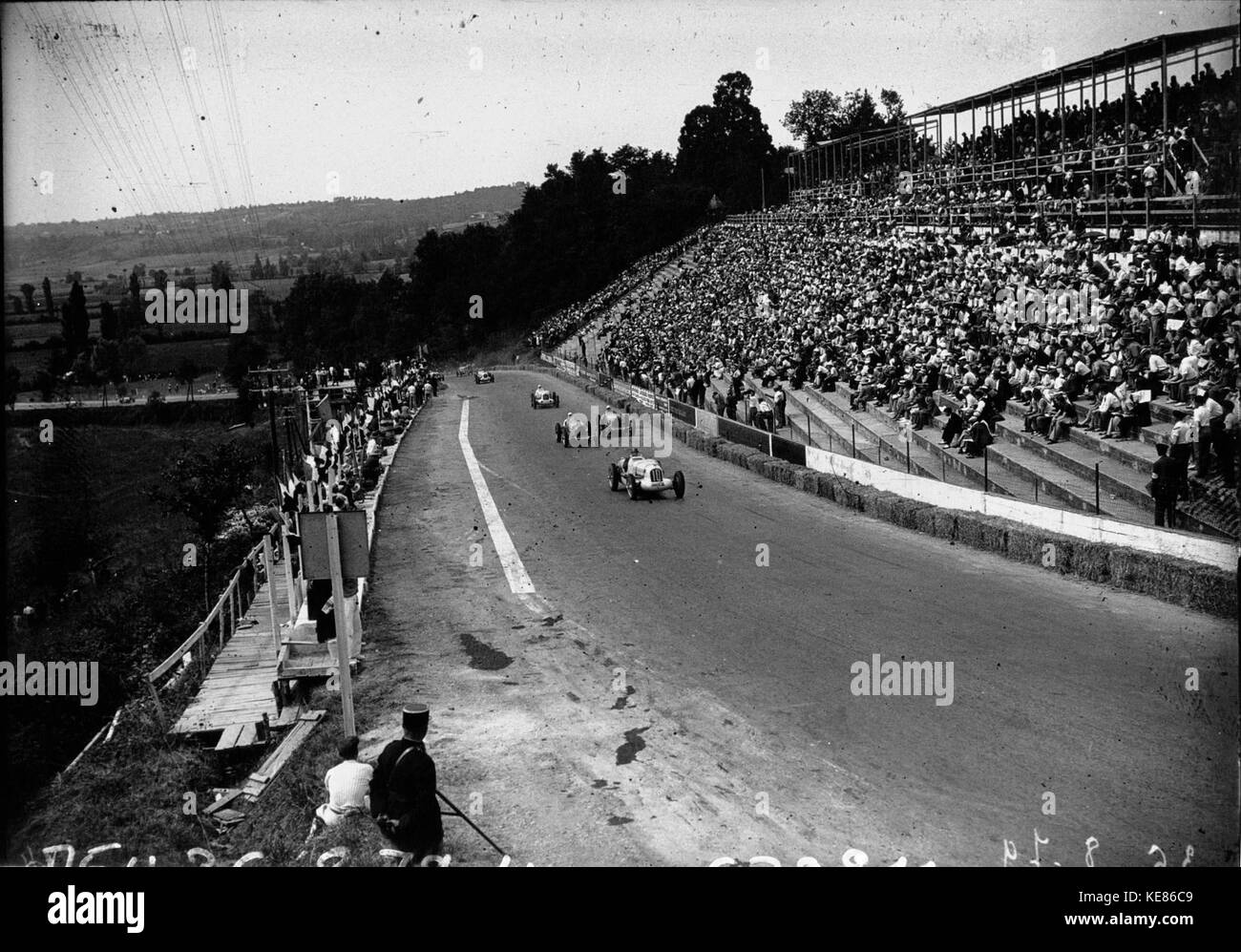 Der Grand Prix du Comminges 1936 war ein prestigeträchtiges Automobilrennen in Frankreich, das Teil der europäischen Rennstrecke war, bekannt für seine anspruchsvollen Routen und Wettbewerber. Stockfoto