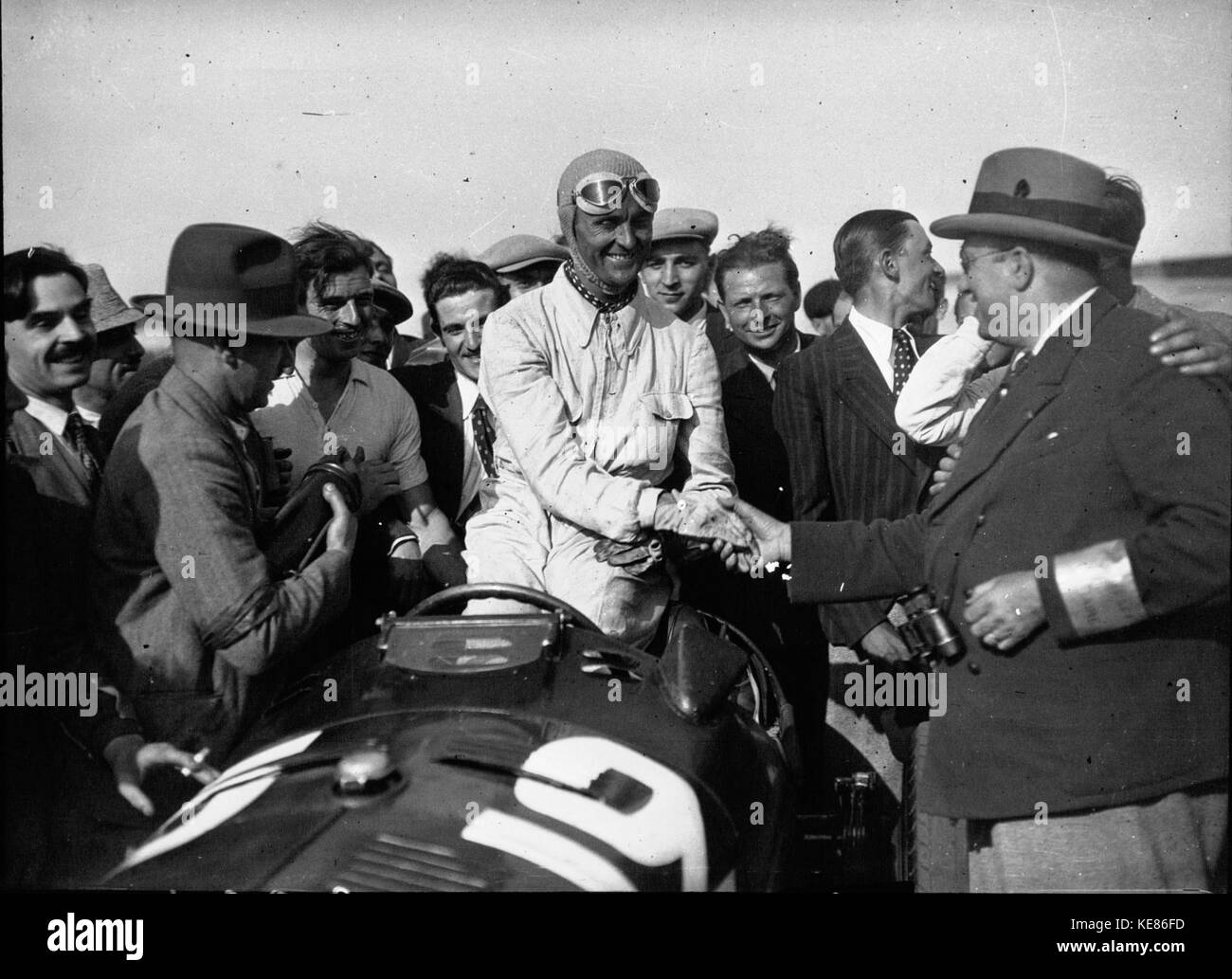 Louis Chiron ist nach dem Gewinn des Großen Preises von Frankreich 1934 abgebildet. Das Foto zeigt seinen Sieg und die Bedeutung des Ereignisses in der Motorsportgeschichte, insbesondere im Formel-1-Rennen. Stockfoto