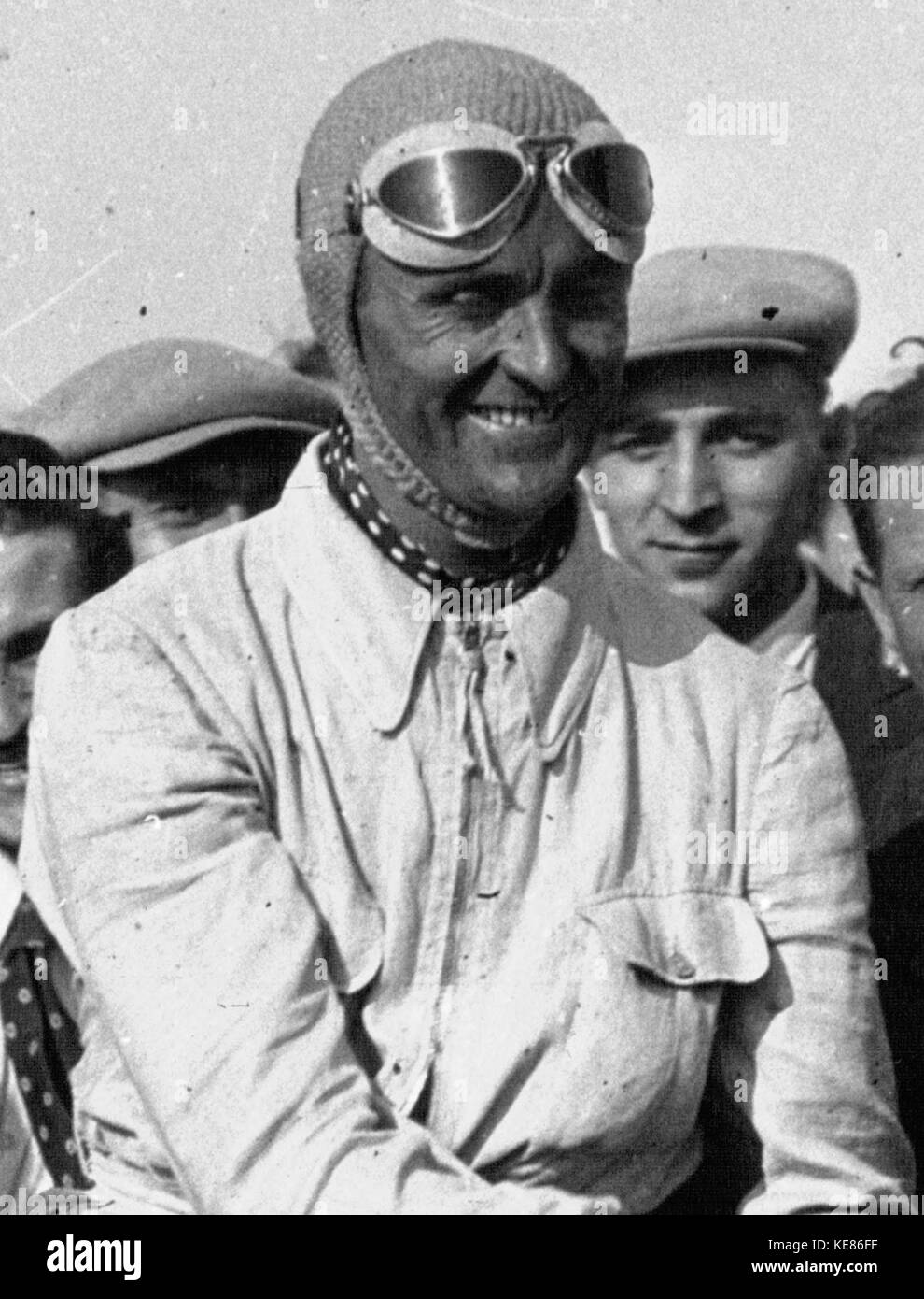 Louis Chiron nach dem Gewinn des Grand Prix von Frankreich 1934 (7/8) Stockfoto