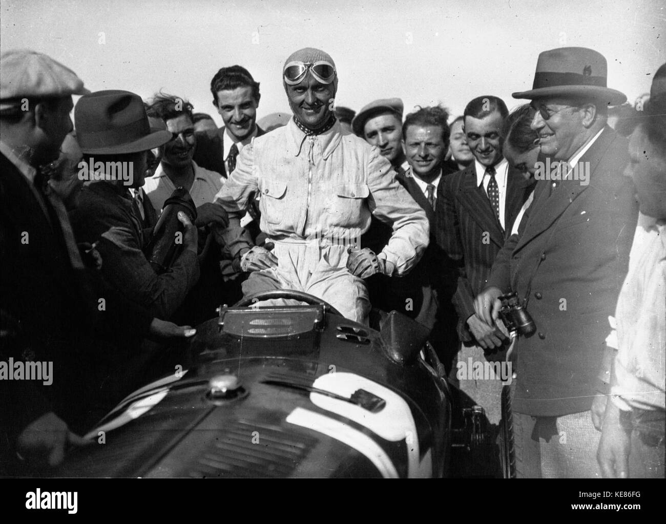Louis Chiron nach dem Gewinn des Grand Prix von Frankreich 1934 (2) Stockfoto