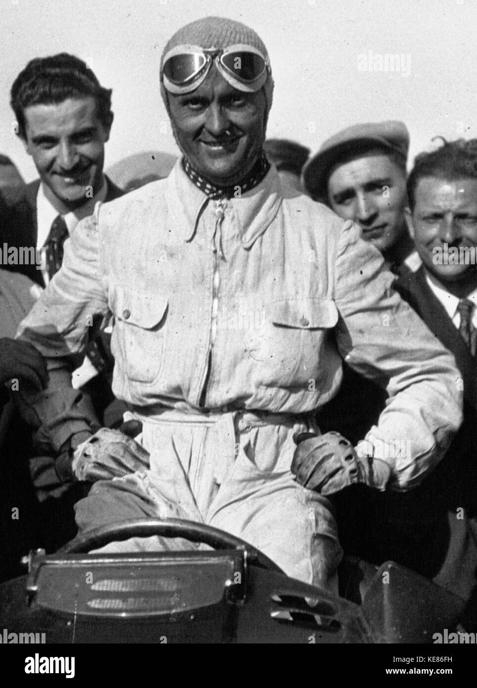 Louis Chiron nach dem Gewinn des Grand Prix von Frankreich 1934 (2) (7/8) Stockfoto