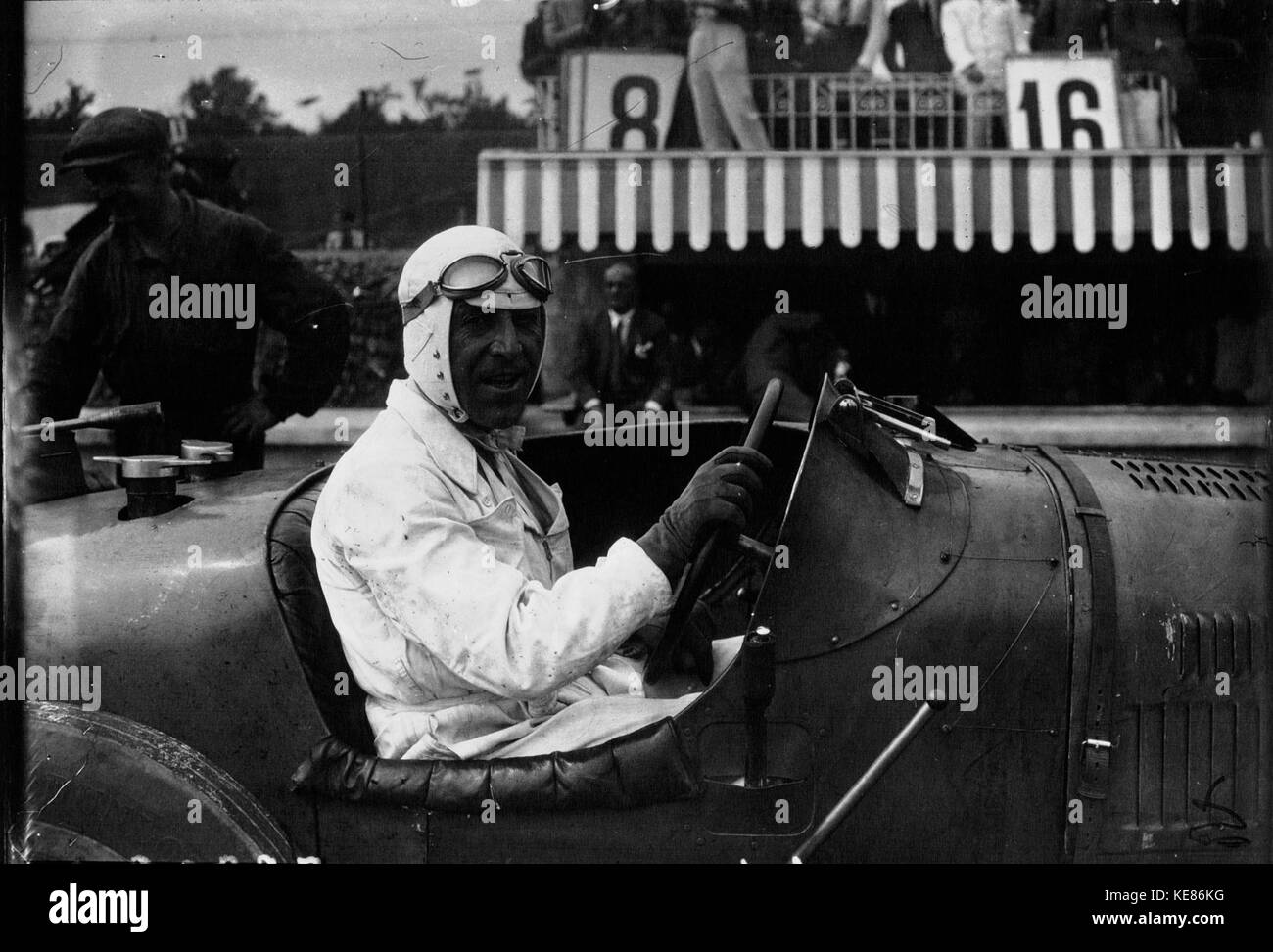Marcel Lehoux nahm 1930 am Rennen in Monza Teil und stellte seine Fähigkeiten als Rennfahrer unter Beweis. Monza, bekannt für seine historische Rennstrecke, war in dieser Zeit ein wichtiger Veranstaltungsort für den Motorsport in Europa. Die Teilnahme von Lehoux unterstreicht den Wettkampfgeist des Rennsports Anfang des 20. Jahrhunderts. Stockfoto