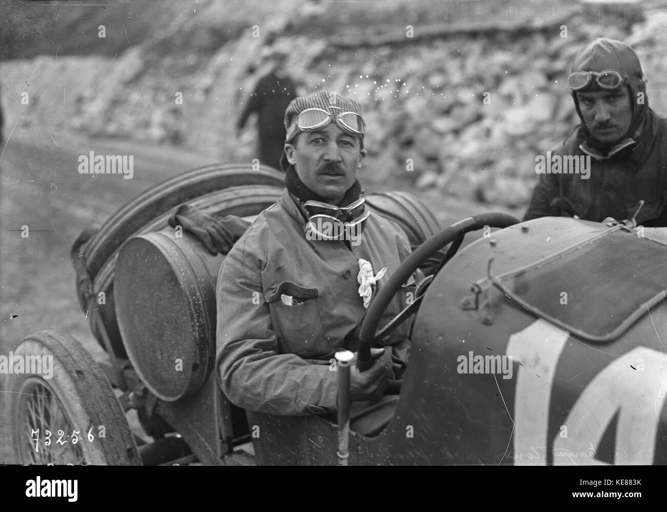 Jules Goux, ein französischer Rennfahrer, wird in seinem Wahlwagen während der Targa Florio 1922, eines der prestigeträchtigsten Motorrennen Siziliens, gesehen. Stockfoto