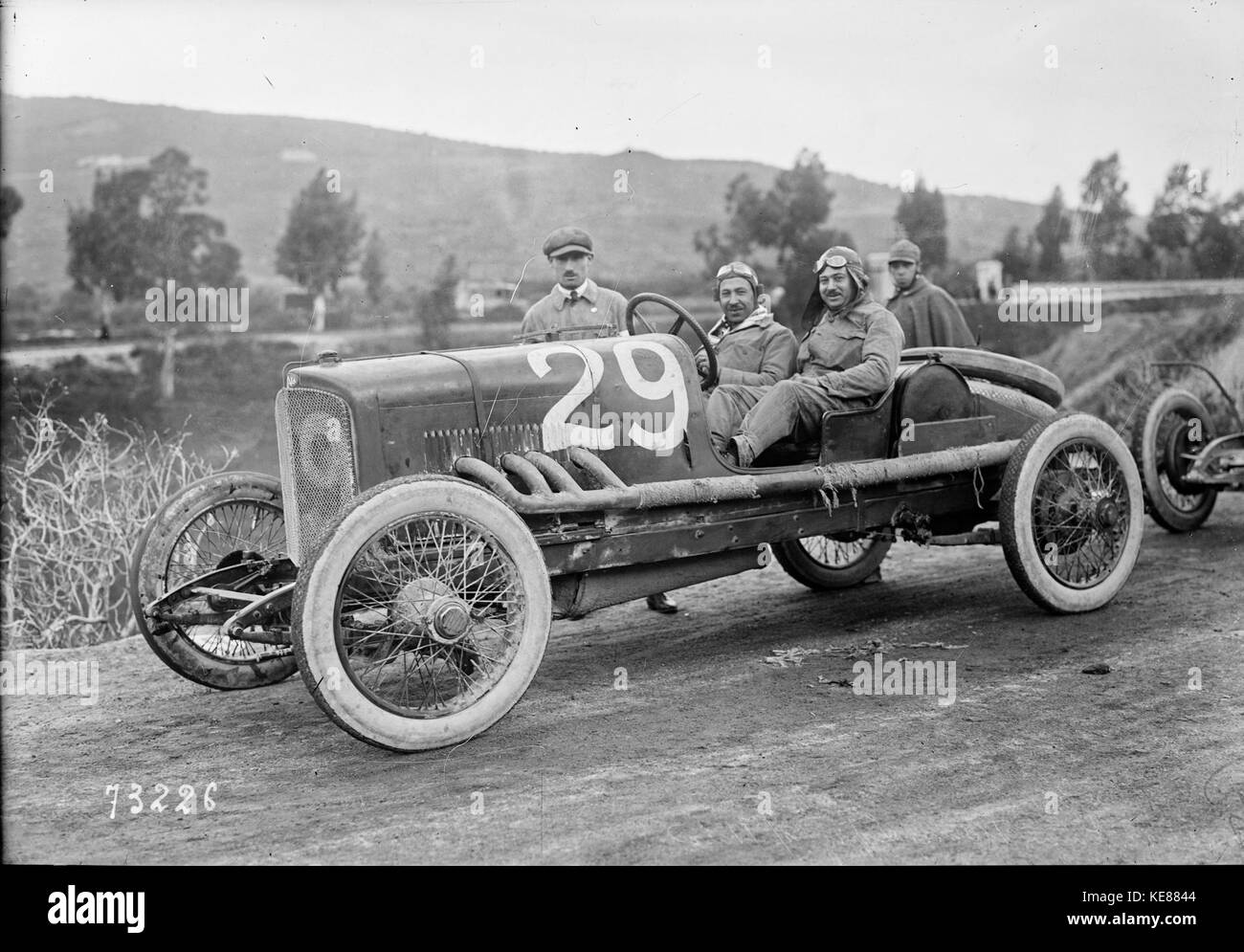 Dieses historische Foto zeigt Luigi Lopez, der sein Itala-Auto bei der Targa Florio 1922 fährt, eines der ältesten und renommiertesten Straßenrennen der Welt, die in Sizilien, Italien, ausgetragen wurde. Stockfoto