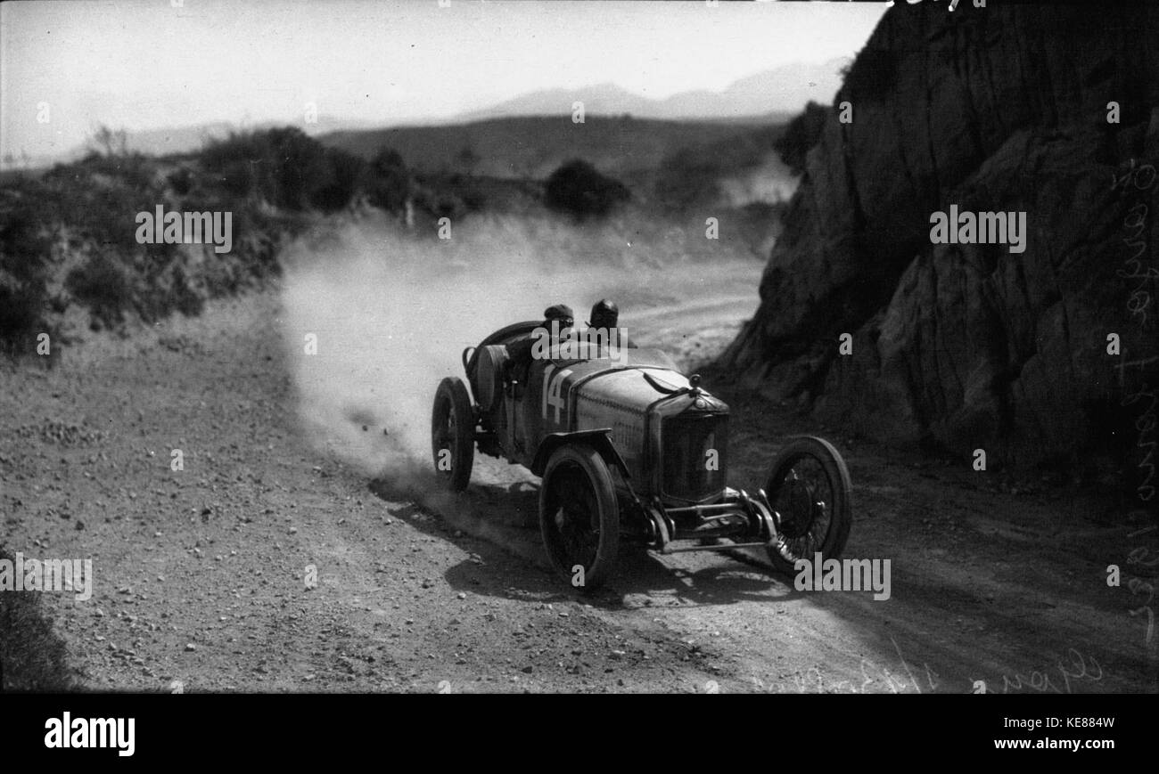 Ein Foto von Jules Goux während der Targa Florio 1922, einem berühmten Motorrennen in Sizilien. Das Bild fängt Goux in seinem Fahrzeug ein, der an einem der prestigeträchtigsten Motorsportveranstaltungen des frühen 20. Jahrhunderts teilnahm. Stockfoto