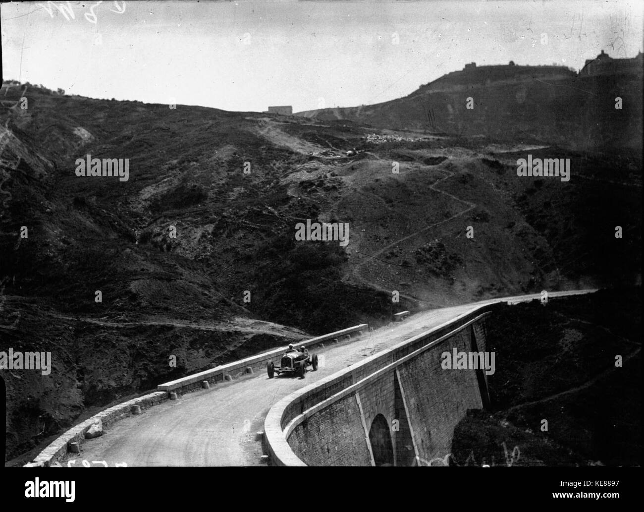 Achille Varzi in seinem Alfa Romeo an der Targa Florio 1930 Stockfoto