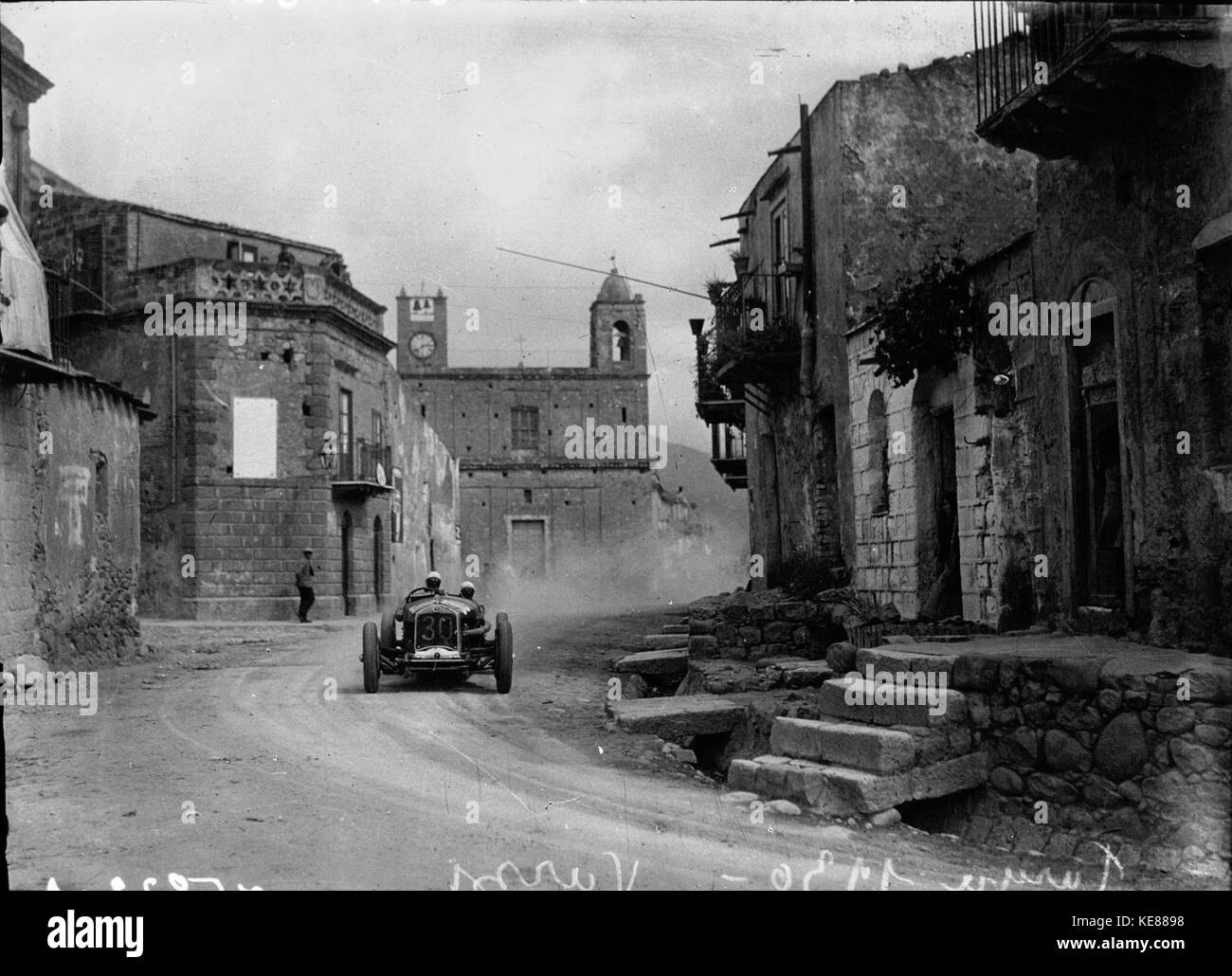 Achille Varzi in seinem Alfa Romeo an der 1930 Targa Florio (2) Stockfoto