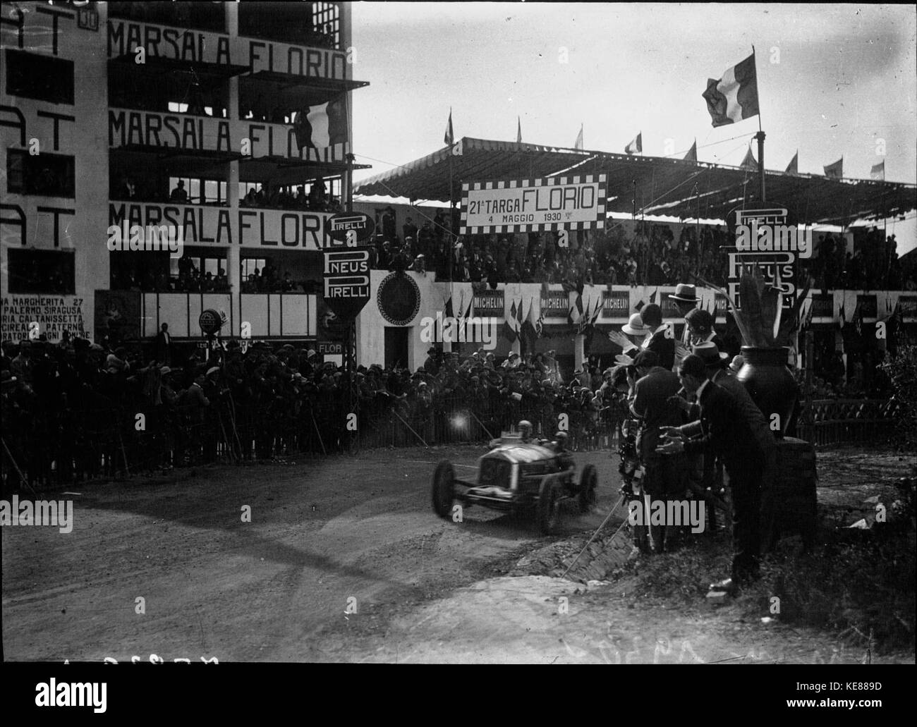 Achille Varzi in seinem Alfa Romeo an der 1930 Targa Florio (5) Stockfoto