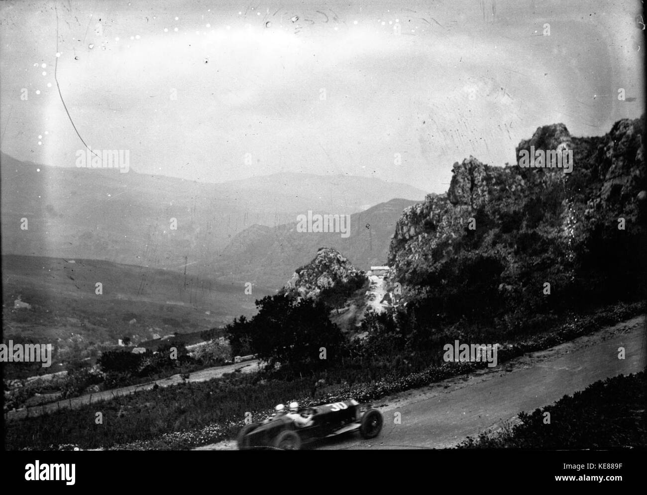 Achille Varzi in seinem Alfa Romeo an der 1930 Targa Florio (6) Stockfoto