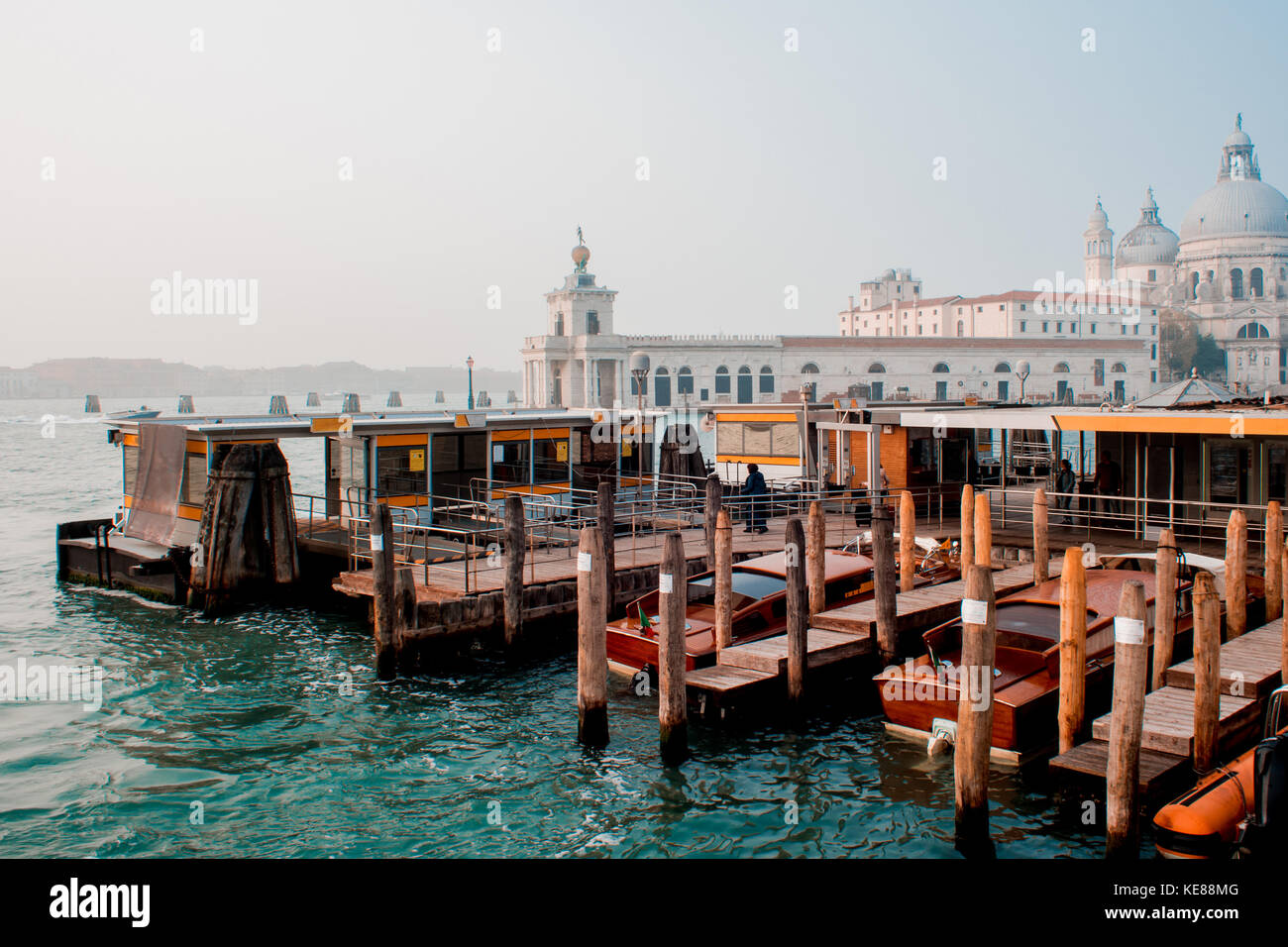 Kathedrale Santa Maria della Salute und Gondel im Vordergrund in Venedig, Italien Stockfoto