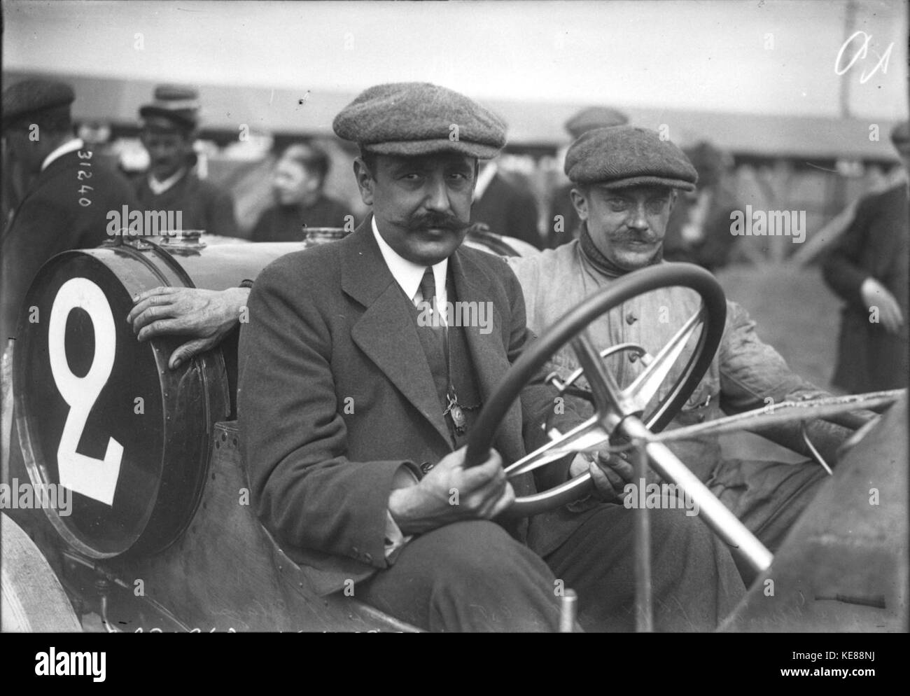 Paul Bablot, ein französischer Rennfahrer, nahm 1913 am Großen Preis von Frankreich Teil, einem der größten Motorsportveranstaltungen dieser Zeit. Diese Veranstaltung war Teil der frühen Geschichte des Grand Prix-Rennens und zeigte die Entwicklung des Automobilrennens und Bablots Engagement in diesem Sport. Stockfoto