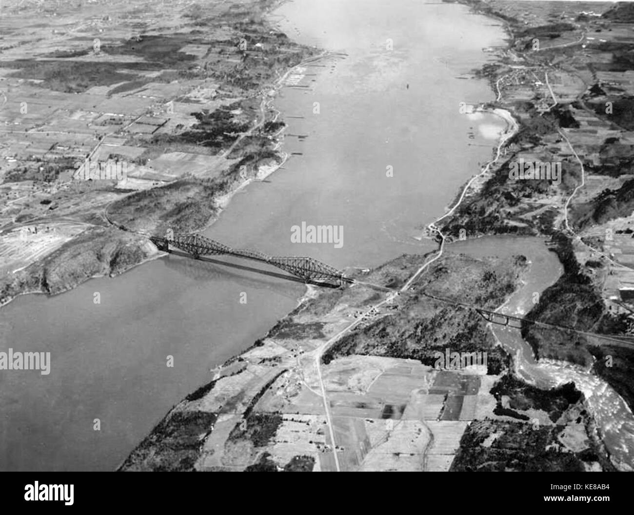 Eine historische Fotografie der Quebec Bridge in Kanada, die bis Mitte der 1920er Jahre zurückreicht Das Bild fängt die Struktur der ikonischen Brücke und ihre Bedeutung als technisches Wunderwerk ihrer Zeit ein. Stockfoto